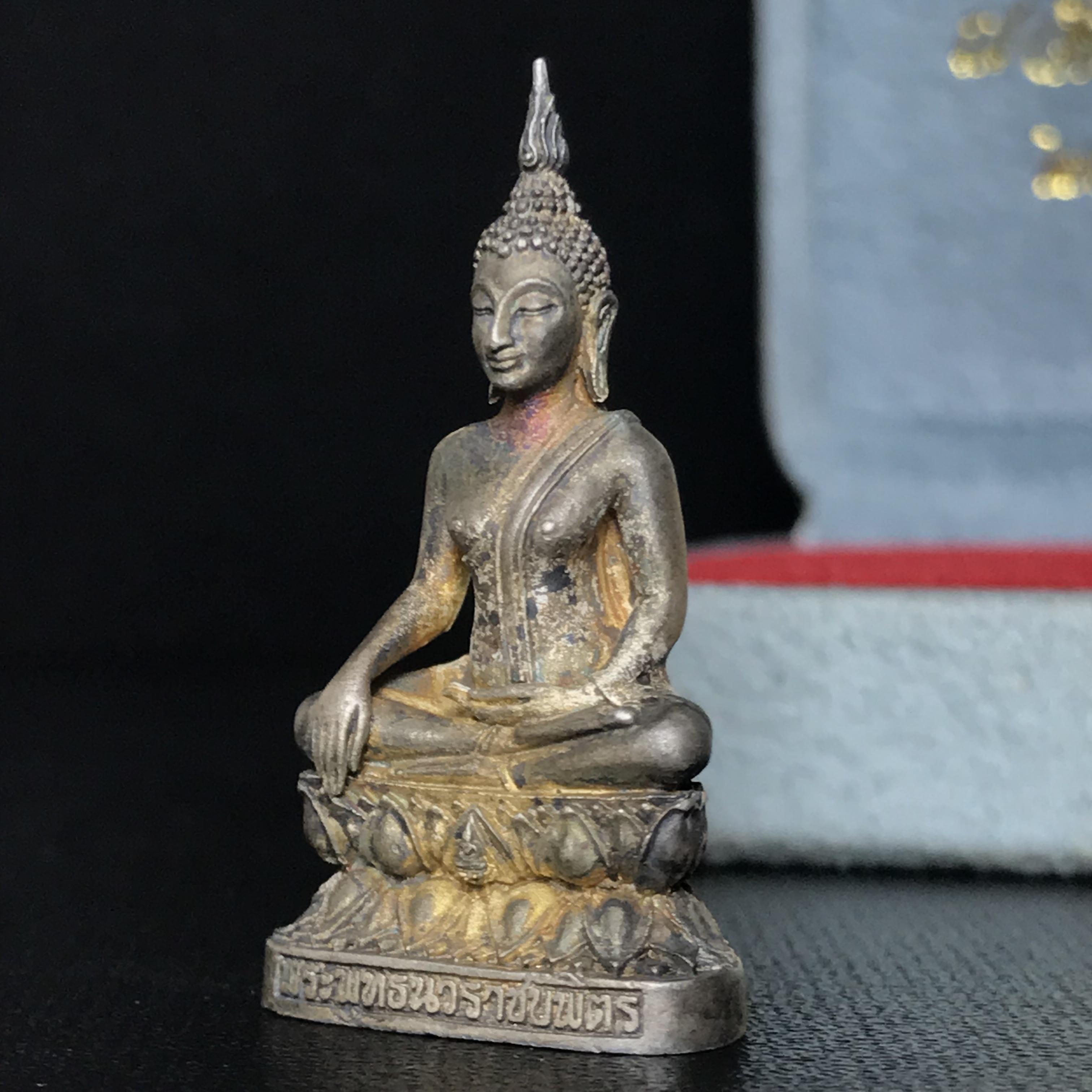 พระกริ่งพระพุทธนวราชบพิตร ครองสิริราชสมบัติครบ 50 ปี พ.ศ.2540 ชุดพระราชทาน(หายาก)เนื้อเงินผิวเดิมขึ้นสีรุ้งแบบนิยม