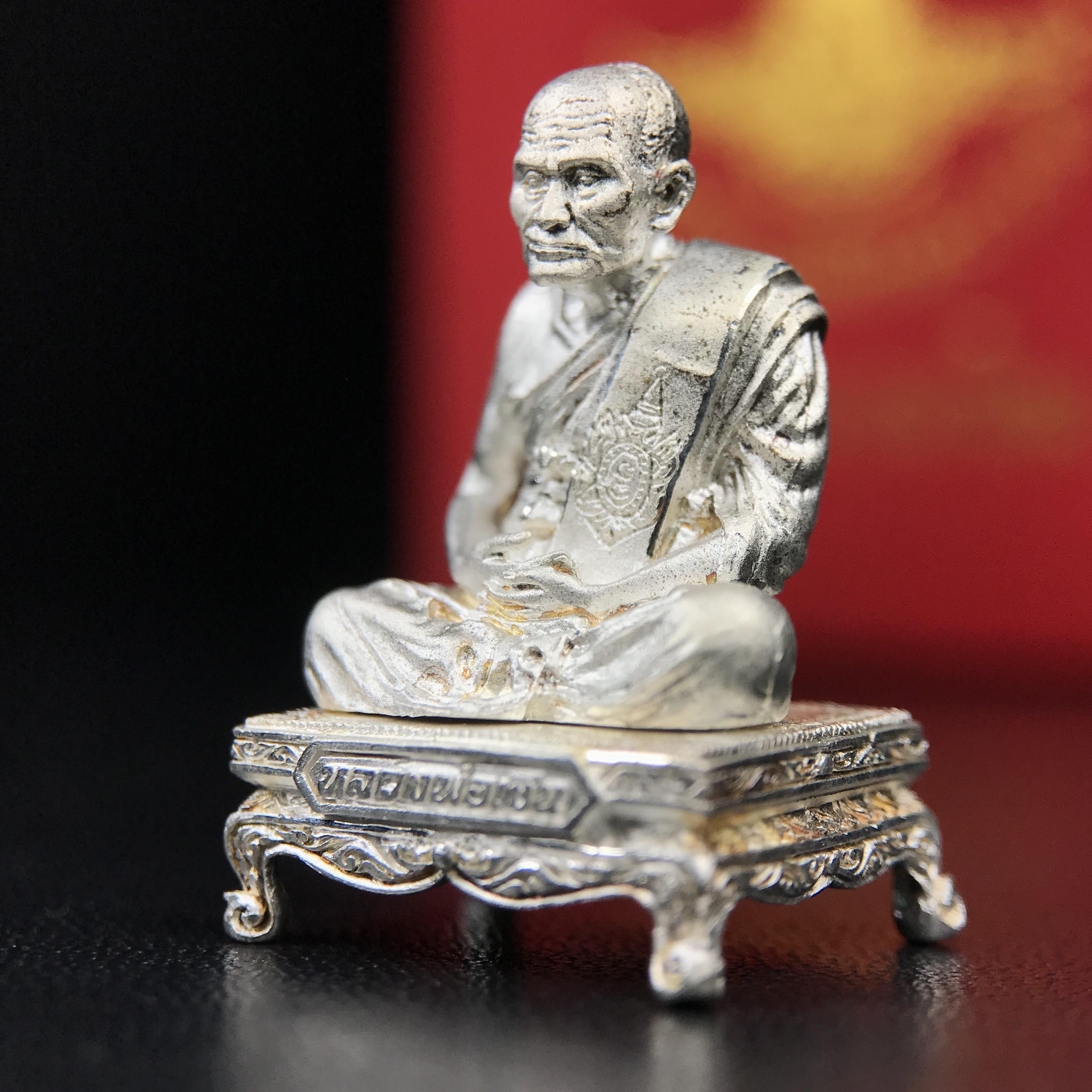 รูปหล่อหลวงพ่อเงิน วัดบางคลาน จ.พิจิตร พิมพ์หน้าเหมือนหลวงพ่อ "รุ่น 91 ปี กรมเสมียนตรา" กระทรวงกลาโหมจัดสร้างในปี 2543 พุทธาภิเษกใหญ่ 3 วัด 3พิธีวัดสุทัศน์ /วัดบางคลาน/วัดพระแก้ว เนื้อเงินปัดเงา(หายาก) พุทธศิลป์งดงามมากหายาก(ตอกโค๊ตหมาย ๑๖)