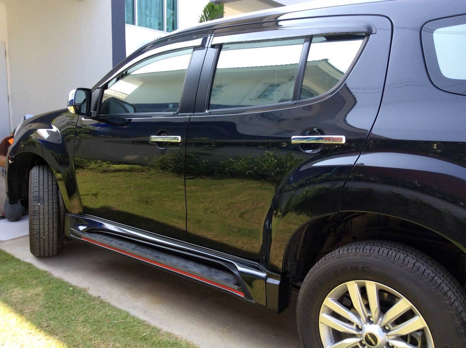 Isuzu MU-X 2017 body kits with four exhaust pipes by Amotriz