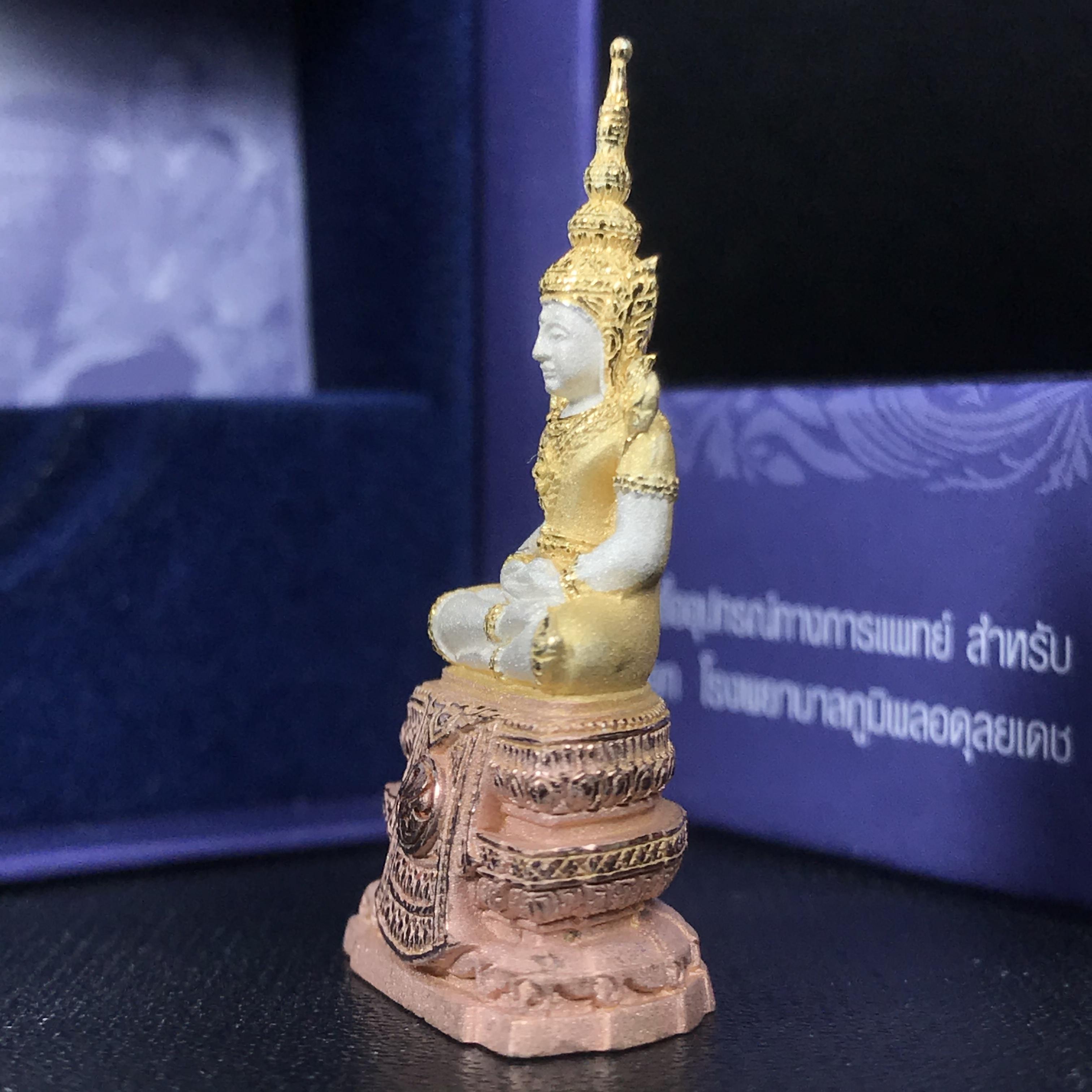 พระแก้วมรกต ภปร. ปี2547 จัดสร้างโดย รพ.ภูมิพลฯ เนื้อเงิน (3 กษัตริย์)ลอยองค์ หน้าตัก 1/2 นิ้ว (สภาพสวย กล่องบรรจุเดิมครบสมบูรณ์) (1ใน3000องค์)องค์หมายเลขมหามงคล 999 (ตองเก้า)เจริญเก้าหน้าในทุกด้าน