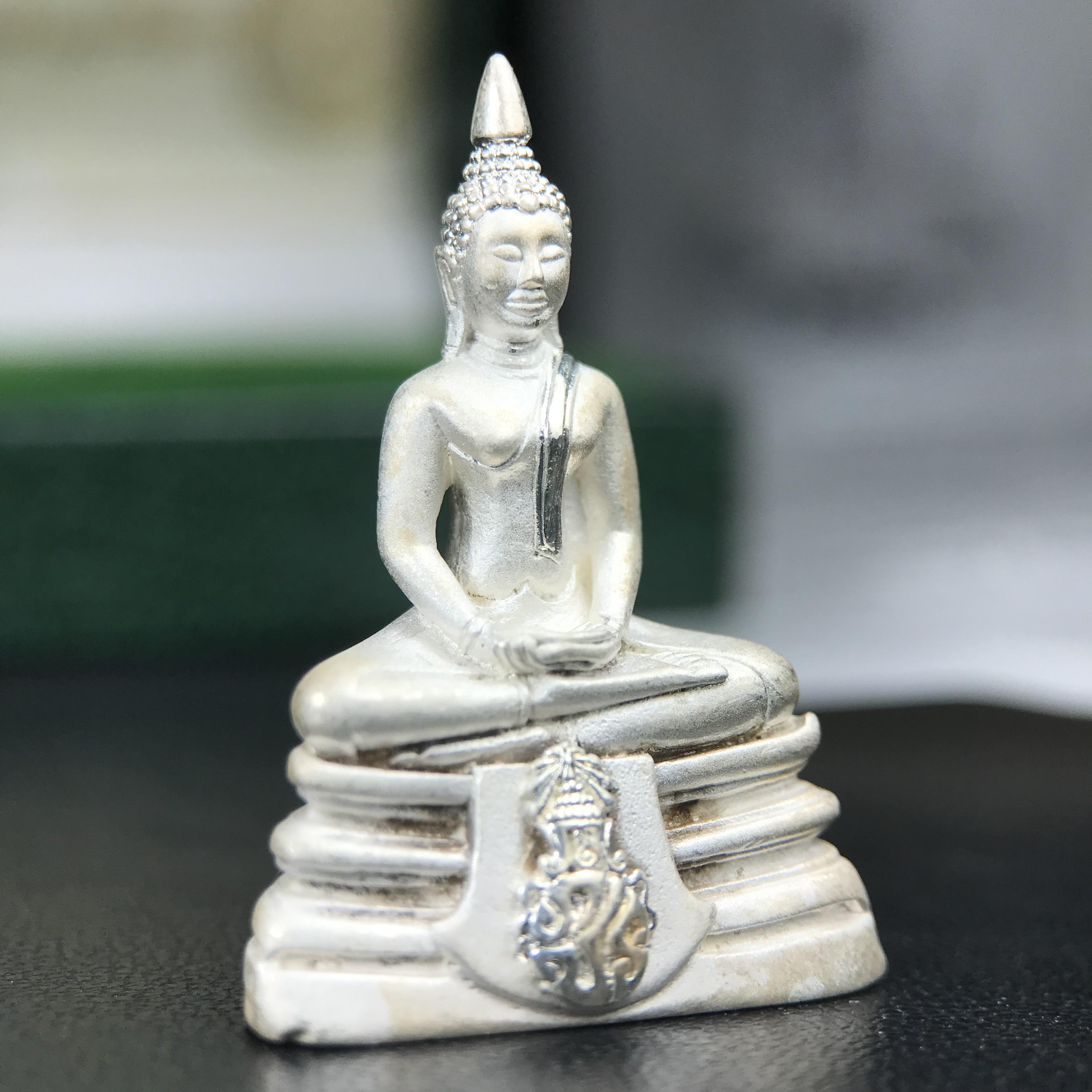 พระพุทธโสธร ภปร. รุ่นย้อนยุค สร้างพระอุโบสถ สมาคมชาวฉะเชิงเทรา จัดสร้าง ปี 2539 วโรกาสครองสิริราชสมบัติครบ 50 ปี เนื้อเงินทรายนวลขัดเงาบางส่วน พร้อมกล่องบรรจุและใบรับรองเดิม