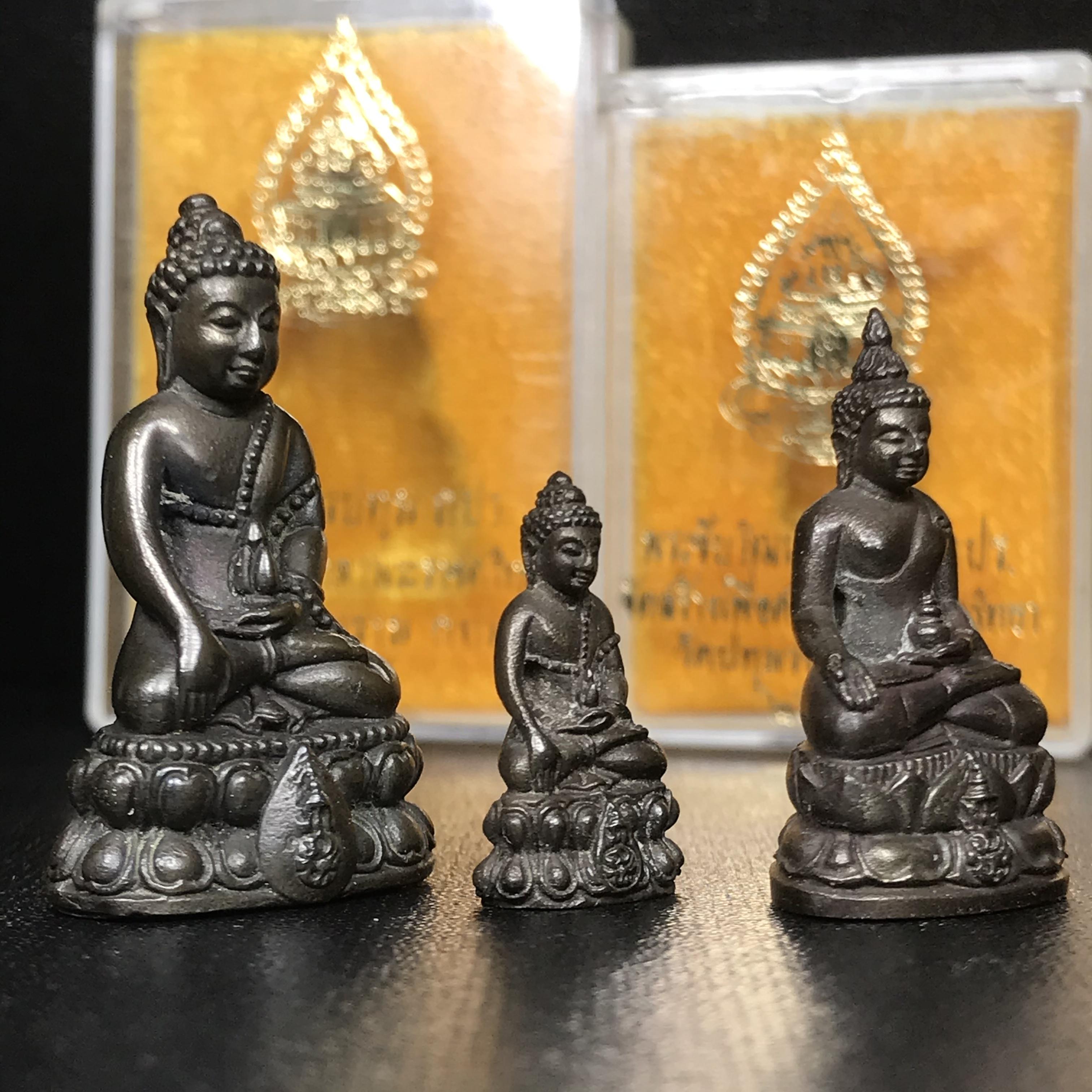 พระกริ่งนวปทุม ภปร.-พระชัยวัฒน์นวปทุม ภปร.-พระกริ่งไพรีพินาศ ภปร. รุ่นแรก วัดปทุมวนาราม ครบชุดเนื้อนวโลหะ ปี2535(ในหลวงรัชกาลที่9เสด็จเททอง)(1ใน3000ชุด)หายาก