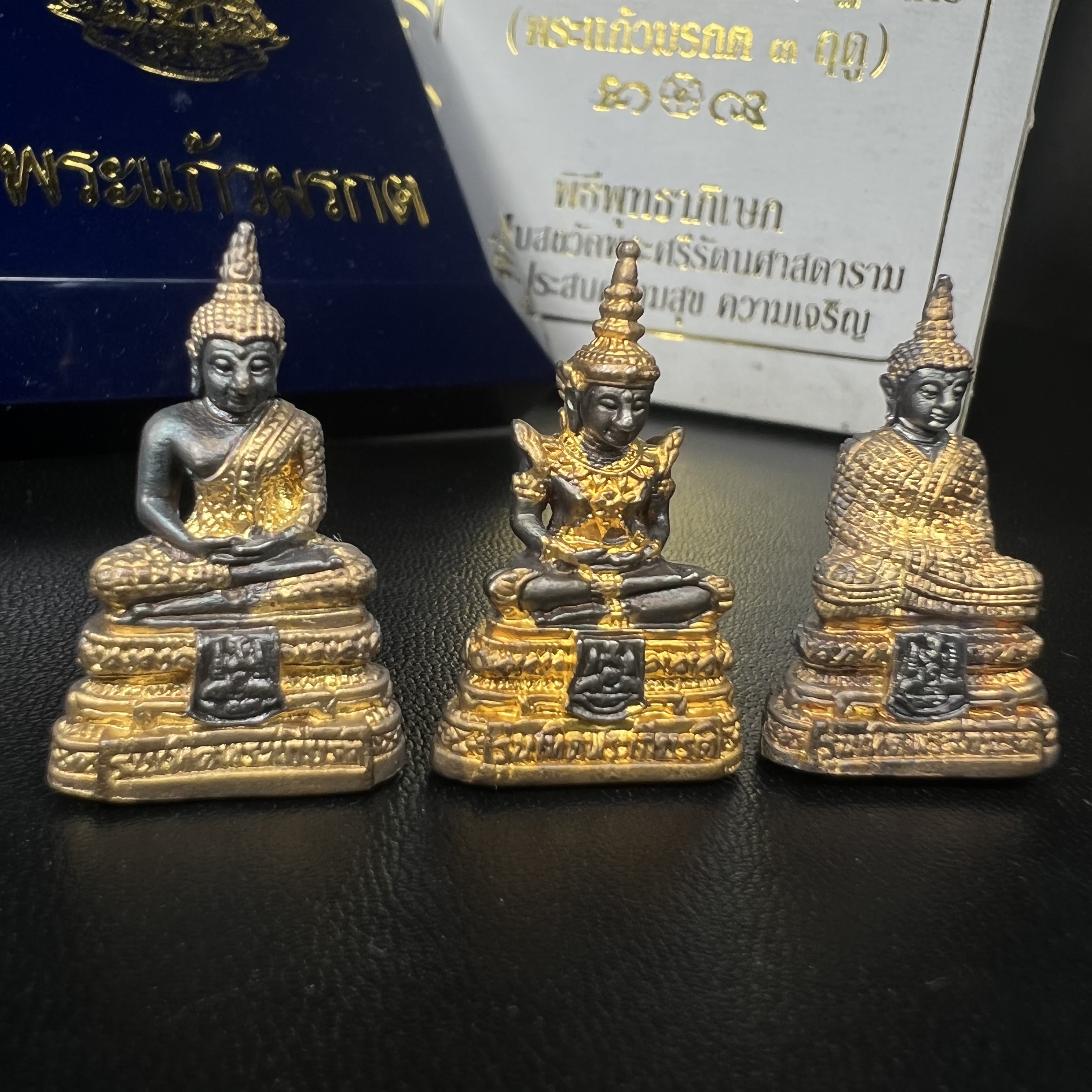 พระแก้วมรกต รุ่นเทิดพระเกียรติ พิธีมหาพุทธาภิเษก ณ.วัดพระศรีรัตนศาสดาราม วันเสาร์ห้าที่ 26 เม .ย. 2540 ชุด 3 ฤดู (1 ชุด 3 องค์)เนื้อสองกษัตริย์ ผิวเดิมครบชุดพร้อมกล่องบรรจุเดิม