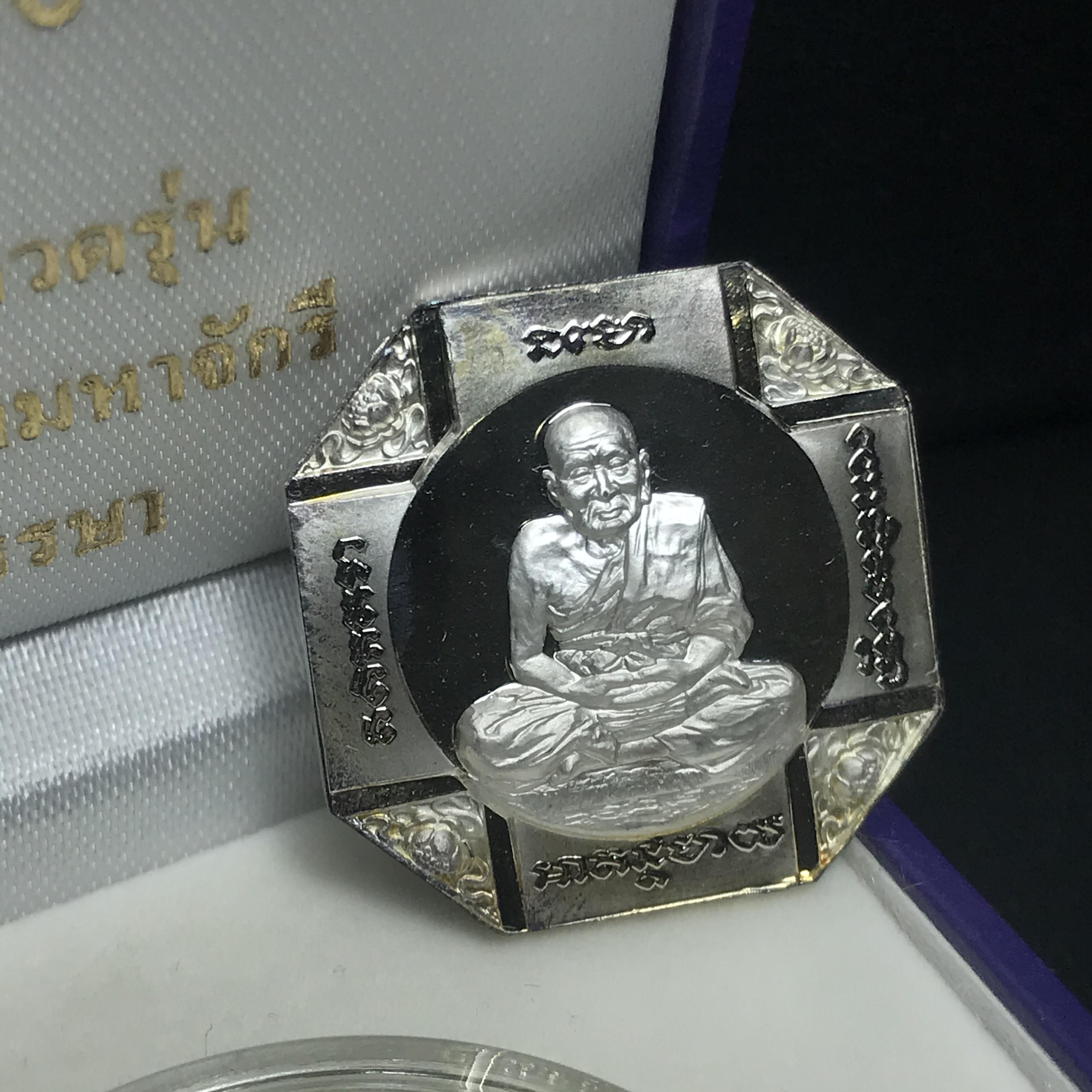 เหรียญหลวงพ่อทวด รุ่นสมเด็จเจ้าฟ้ามหาจักรี 48พรรษา โดยสภากาชาดไทย ปี2546 เนื้อเงิน(เดี่ยว) ขนาด 2.8 ซม.พร้อมกล่องบรรจุเดิมสวยงาม