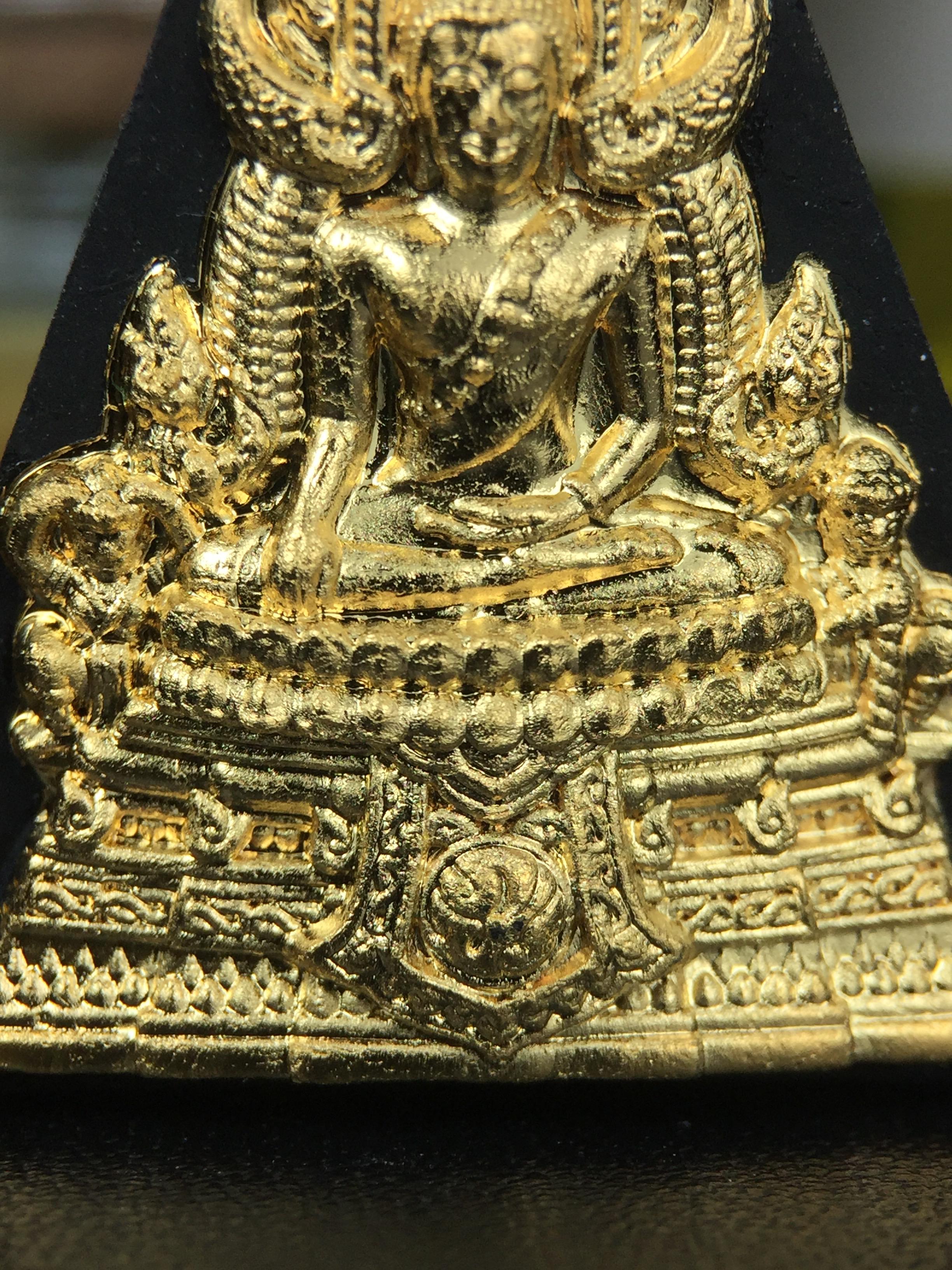 พระพุทธชินราช(จำลอง)ภปร. 84พรรษา เนื้อผงปิดทองด้านหน้า หลัง ภ.ป.ร. ยิงทอง(พระราชทานมวลสาร จิตรลดาและเส้นพระเจ้า ร.9(เส้นผม))ทรงคุณค่าอีกหนึ่งรุ่นยอดนิยม