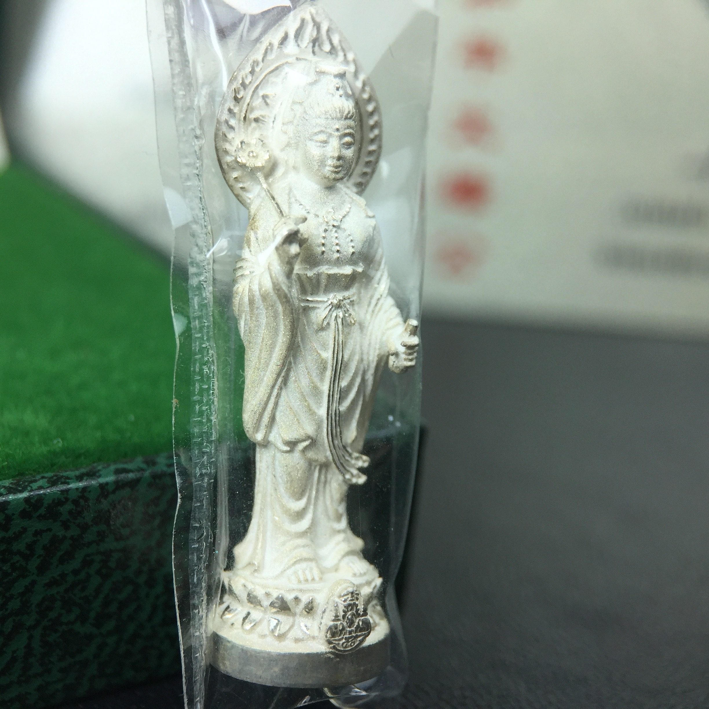 พระโพธิสัตว์อวโลกิเตศวร (เจ้าแม่กวนอิม) รุ่นฉลองปีกาญจนาภิเษก ปี 2540 เนื้อเงินบริสุทธิ์ 99.9%(นวลเงา) เทศบาลนครหาดใหญ่จัดสร้างถวายเฉลิมพระเกียรติพระบาทสมเด็จพระเจ้าอยู่หัวทรงครองสิริราชสมบัติครบ 50 ปี(สภาพซีนซองเดิมกล่องบรรจุการ์ดใบรับรองเดิมครบ)หายาก