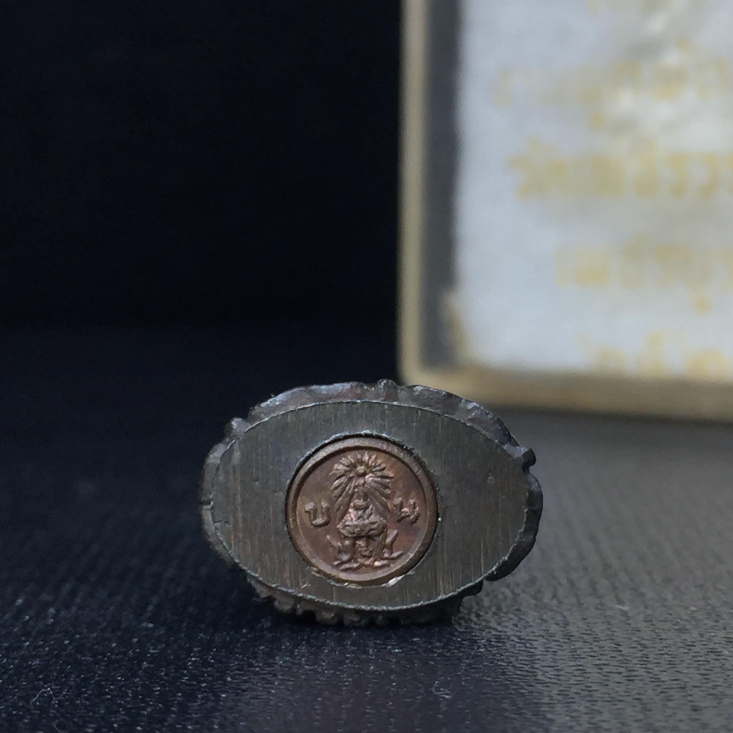 พระกริ่งไพรีพินาศ(รุ่นแรก สมเด็จพระญาณสังวร) วัดเพชรวราราม รุ่นเขาค้อ เนื้อนวโลหะ ตอกโค้ต ปี2520 จ.เพชรบูรณ์(คัดสภาพสวยครบกล่องบรรจุเดิม)(1ใน2309 องค์)