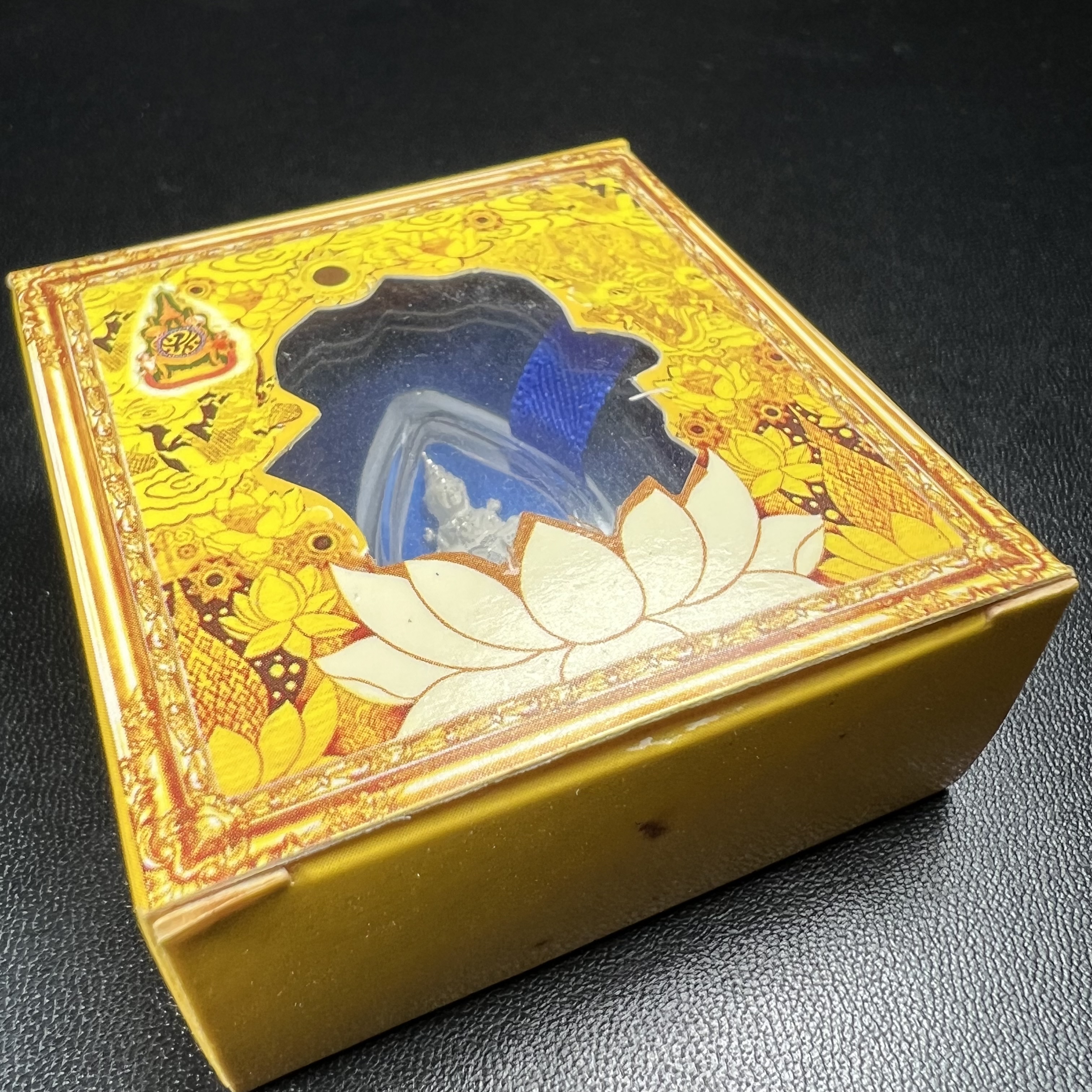 พระแก้วมรกต(จำลอง)ลอยองค์ ขนาดหน้าตัก 1/4 นิ้ว ทรงเครื่องฤดูร้อน เนื้อเงิน ตราสัญลักษณ์ฉลองสิริราชสมบัติครบ 60 ปี พ.ศ.2549(สภาพสวย ครบ สมบูรณ์)