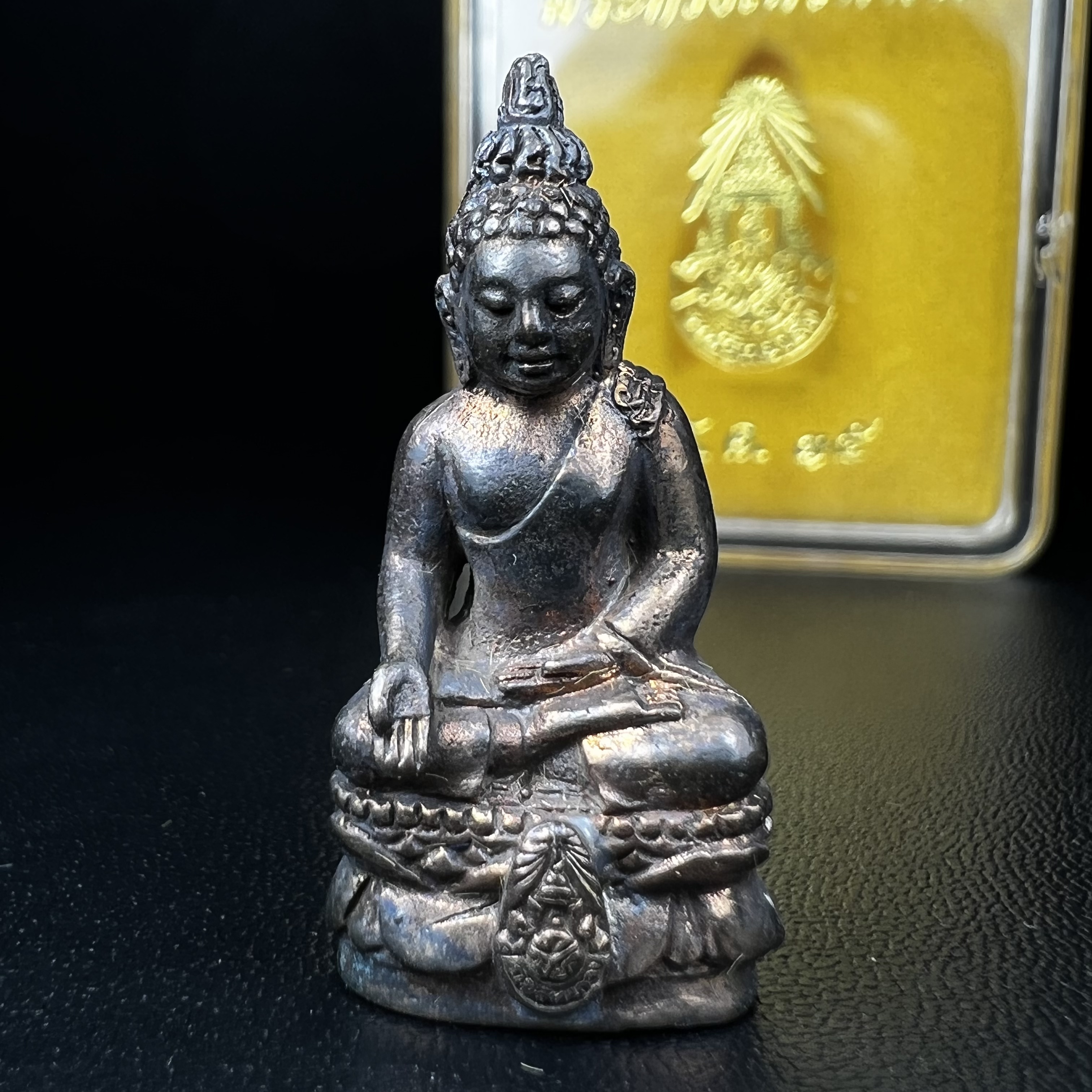พระกริ่งไพรีพินาศ รุ่น ภปร. ราชวิทยาลัย ปี2535 เนื้อนวโลหะ(ตอกโค้ดพระนามย่อ ญสส ใต้เศวตรฉัตร และ พระปรมาภิไธยย่อ ภปร.)(1ใน2535องค์)