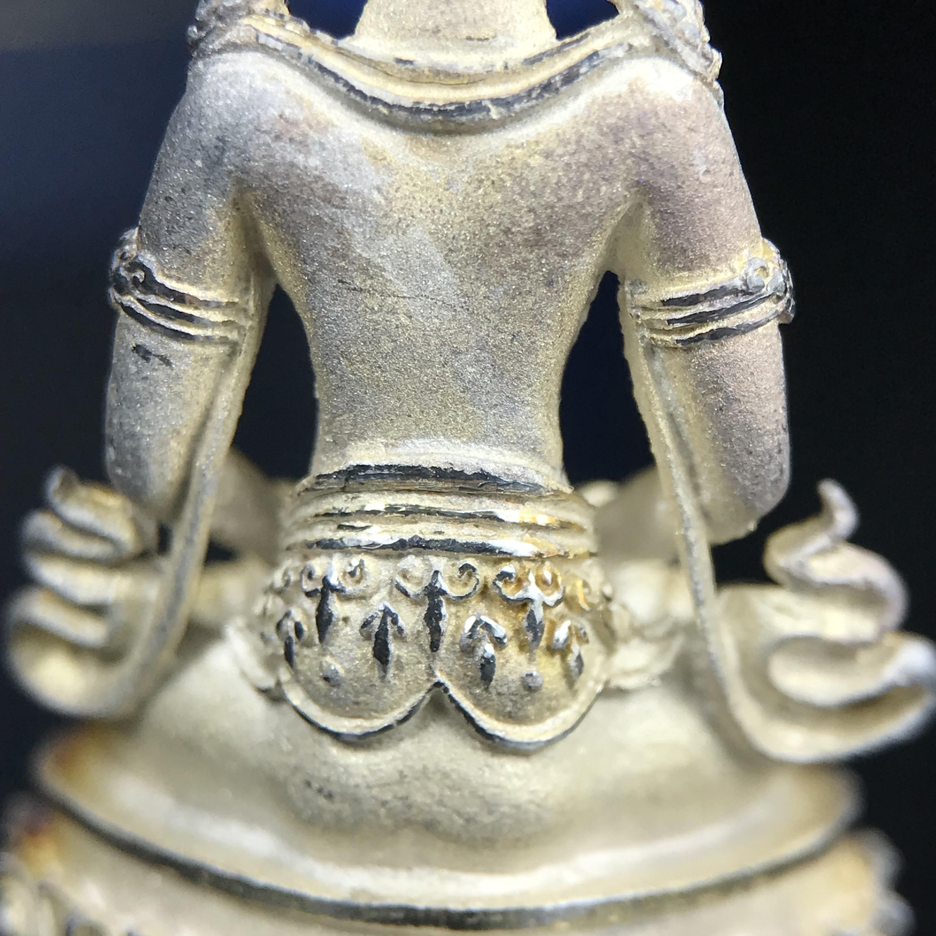 พระกริ่งอวโลกิเตศวร ( เจ้าแม่กวนอิม ) วัดโพธิ์แมนคุณาราม รุ่นอุดมโภคทรัพย์ พ.ศ.2539 เนื้อเงินพ่นทราย(ผิวเดิม ขึ้นสีรุ้งธรรมชาติ แบบนิยม เสน่ห์ของพระเนื้อเงิน) (พร้อมกล่องบรรจุการ์ดใบรับรองเดิมครบ)(อีกหนึ่งรุ่นยอดนิยม พุทธศิลป์สวยงดงาม)หายาก 1 ใน 5000 องค์