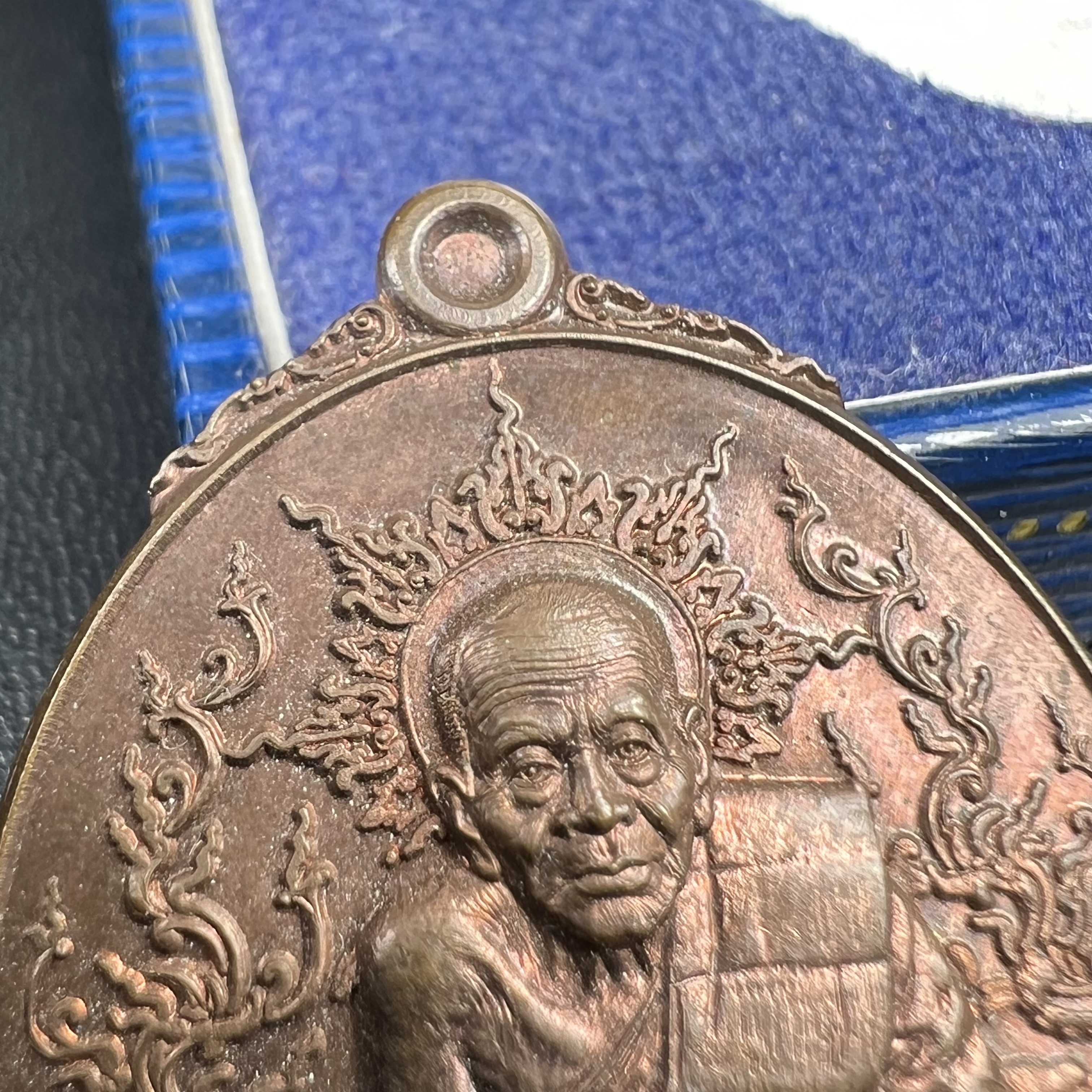 เหรียญหลวงพ่อทวด ญสส. ทรงเจริญพระชันษาครบ 100 ปี สมเด็จพระญาณสังวร สมเด็จพระสังฆราชฯ ปี2556 เนื้อนวโลหะตอกโค๊ตหมายเลข 494พร้อมกล่องบรรจุเดิมครบ(หายากสร้างน้อย)1 ใน 1000 เหรียญ