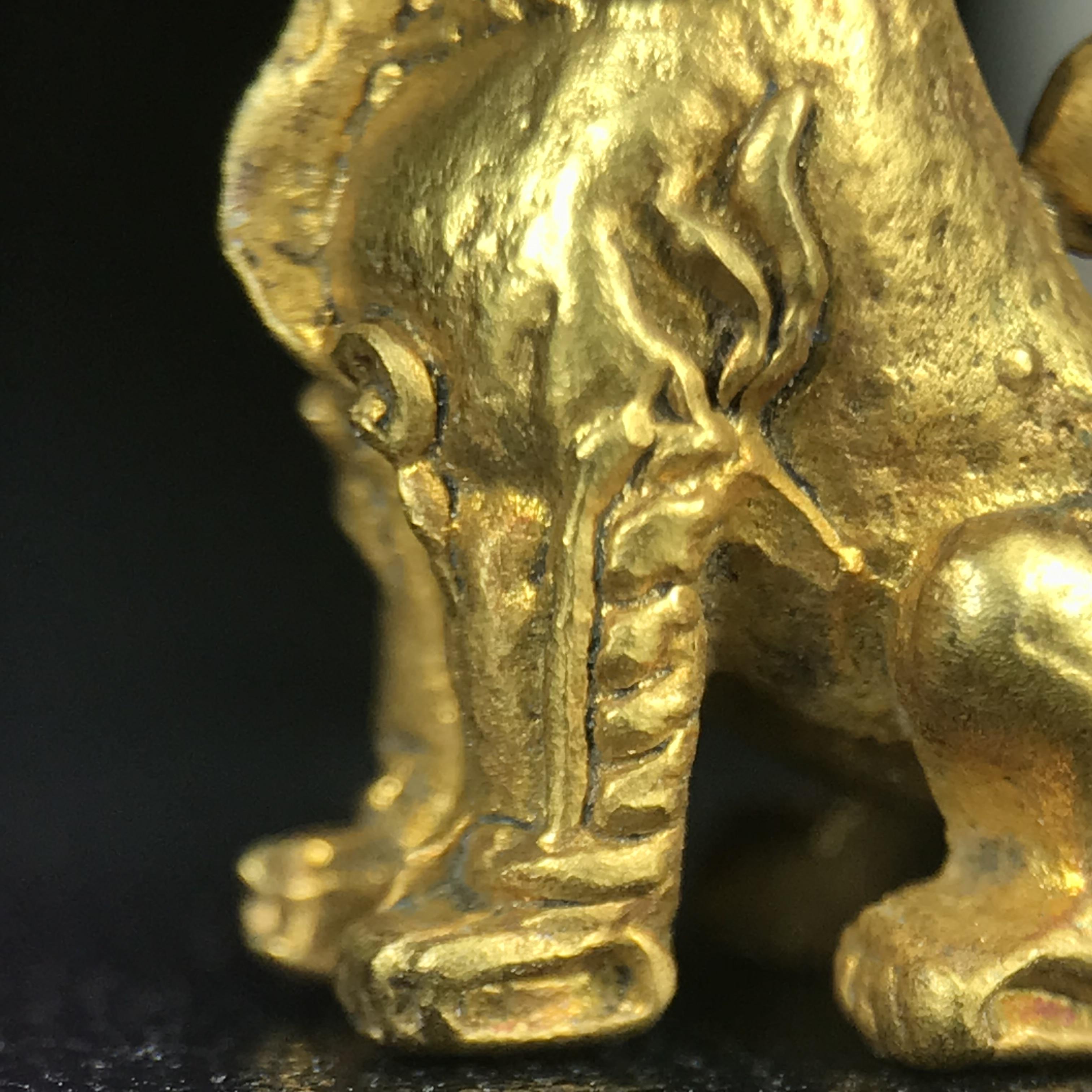 สิงห์เจ้าพ่อดำ วัดบุพพาราม จ.เชียงใหม่ ปี 2518 เนื้อกะไหล่ทอง(ตอก 2 โค๊ต)หายาก(สภาพผิวเดิมสวยเดิมกล่องครบ) สิงห์รุ่นนี้มีพิธีดีมีเกจิอาจารย์ที่ร่วมปลุกเสกมากมาย****เครื่องราง ที่พระบาทสมเด็จพระเจ้าอยุ่รัชกาลที่ ๙ ทรงเสด็จฯประกอบพิธีด้วยพระองค์เอง