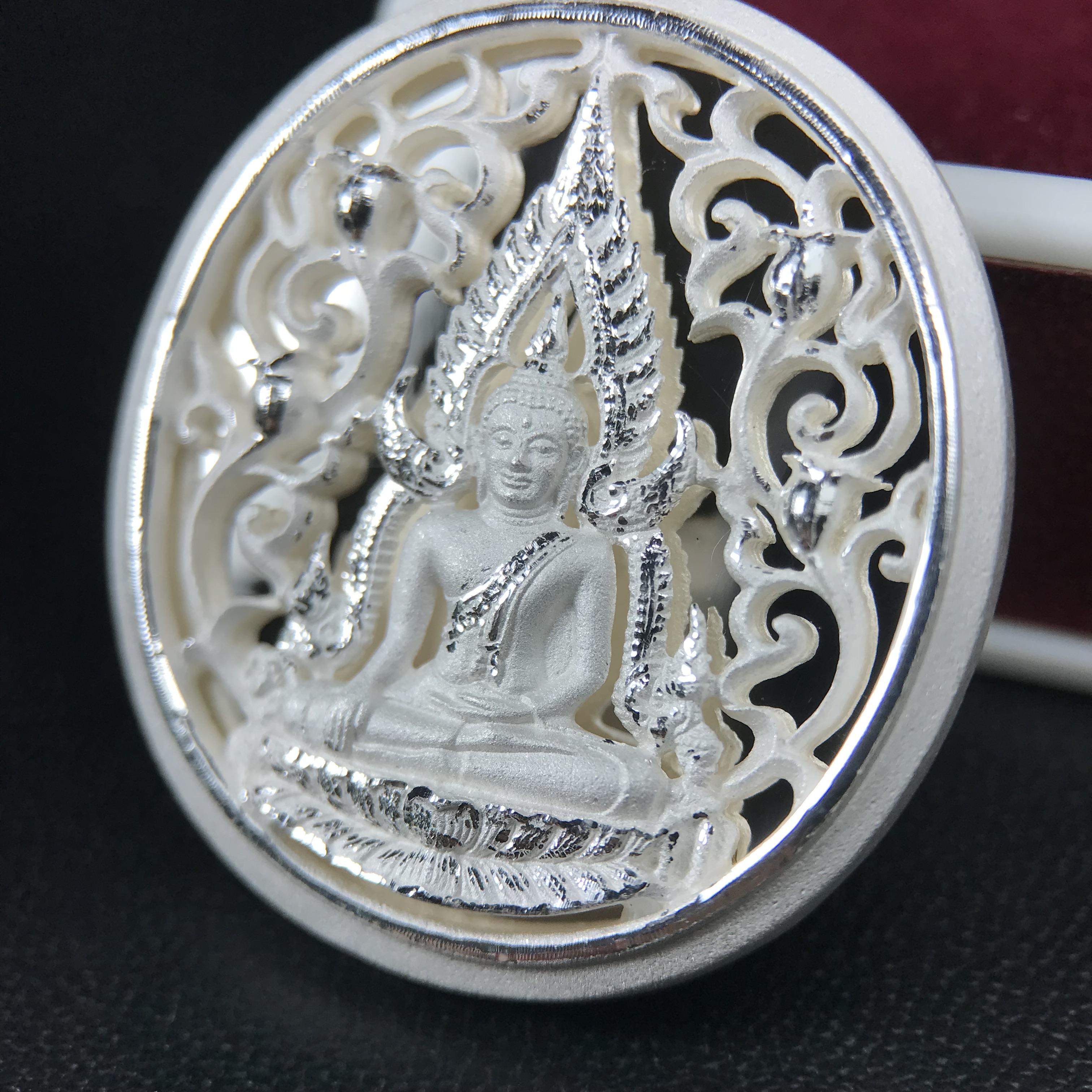 พระพุทธชินราช รุ่น ประวัติศาสตร์ มูลนิธิเพื่อตำรวจไทยจัดสร้าง ปี 2562 เนื้อเงินขัดเงา พิมพ์เหรียญรูปไข่ฉลุลายไทย พิมพ์ใหญ่ พระพุทธชินราช แบบจิวเวอร์รี่ (ขนาดสูง 2.9 ซม.) (สภาพ สวย ซีนซองเดิม กล่องบรรจุเดิมครบสมบูรณ์)