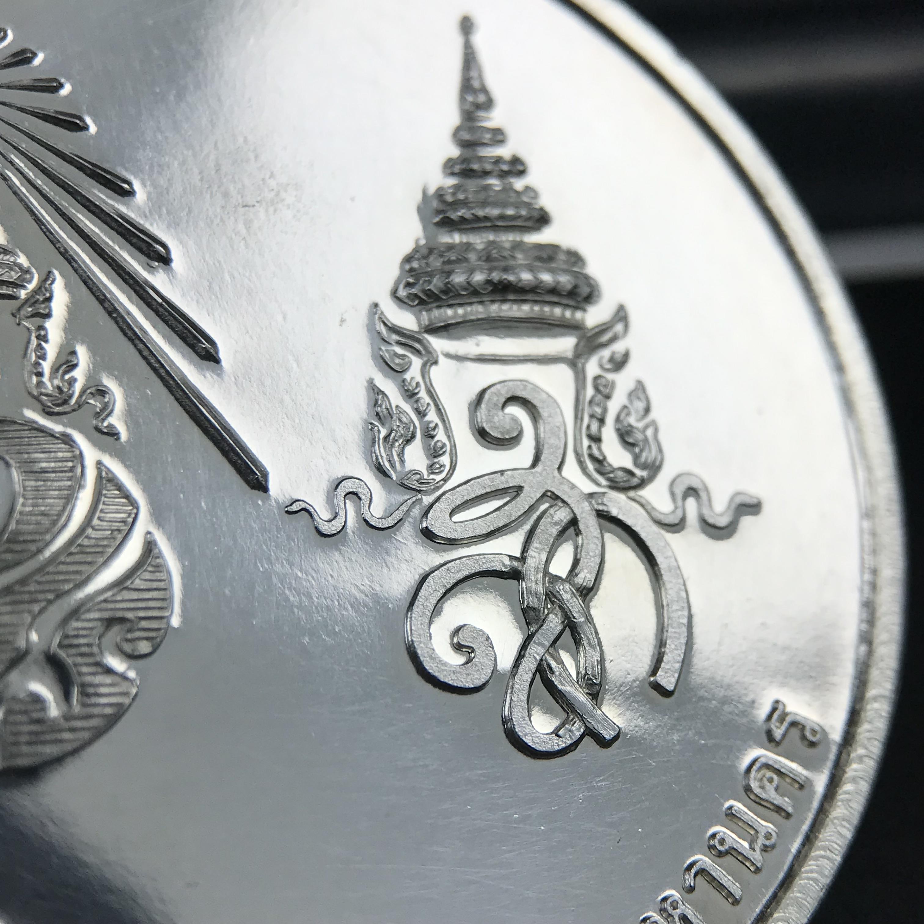 เหรียญรูปเหมือนพระราชสังวราภิมณฑ์(หลวงปู่โต๊ะ)ที่ระลึก ครบ 108 ปี วัดประดู่ฉิมพลี ปี 2538 ด้านหลังพระราชทานพระนามาภิไธยย่อ ภปร. และ สก. เนื้อเงินขัดเงา เหรียญกลมใหญ่ขนาด 3.5 ซม.สภาพสวยเดิมกล่องบรรจุเดิมครบสมบูรณ์และหายาก