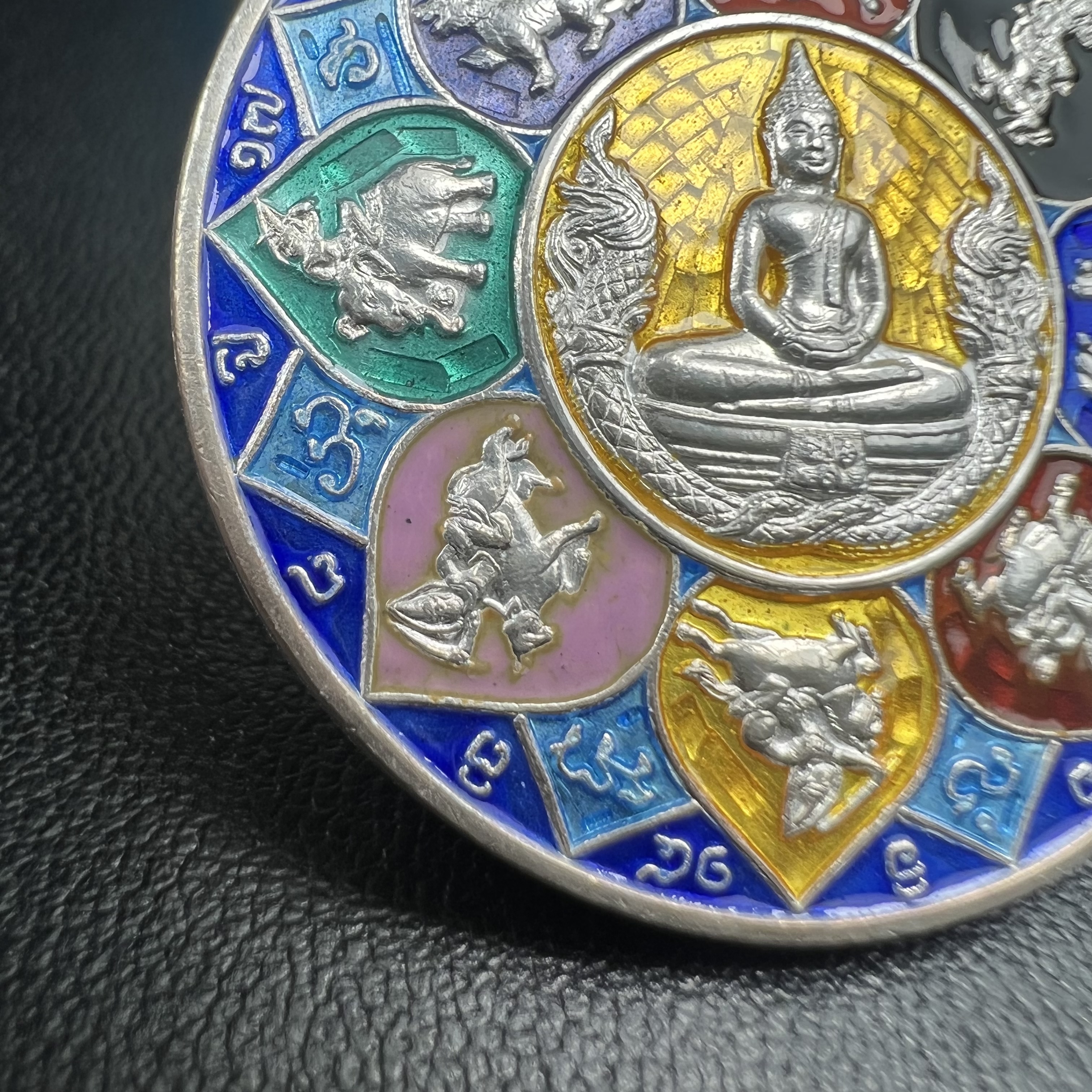 เหรียญหลวงพ่อโสธร รุ่นดวงชะตาคู่ชีวิต พิธีมหาจักรพรรดิตราธิราชครั้งยิ่งใหญ่ พิธีสวดนพเคราะห์เพื่อความเป็นสิริมงคล ปี 2547 ณ พระอุโบสถวัดโสธรวรารามวรวิหาร จ.ฉะเชิงเทรา เนื้อเงินลงยาราชาวดี ขนาด 3.2 ซม.พร้อมกล่องบรรจุเดิมสภาพสวยครบสมบูรณ์