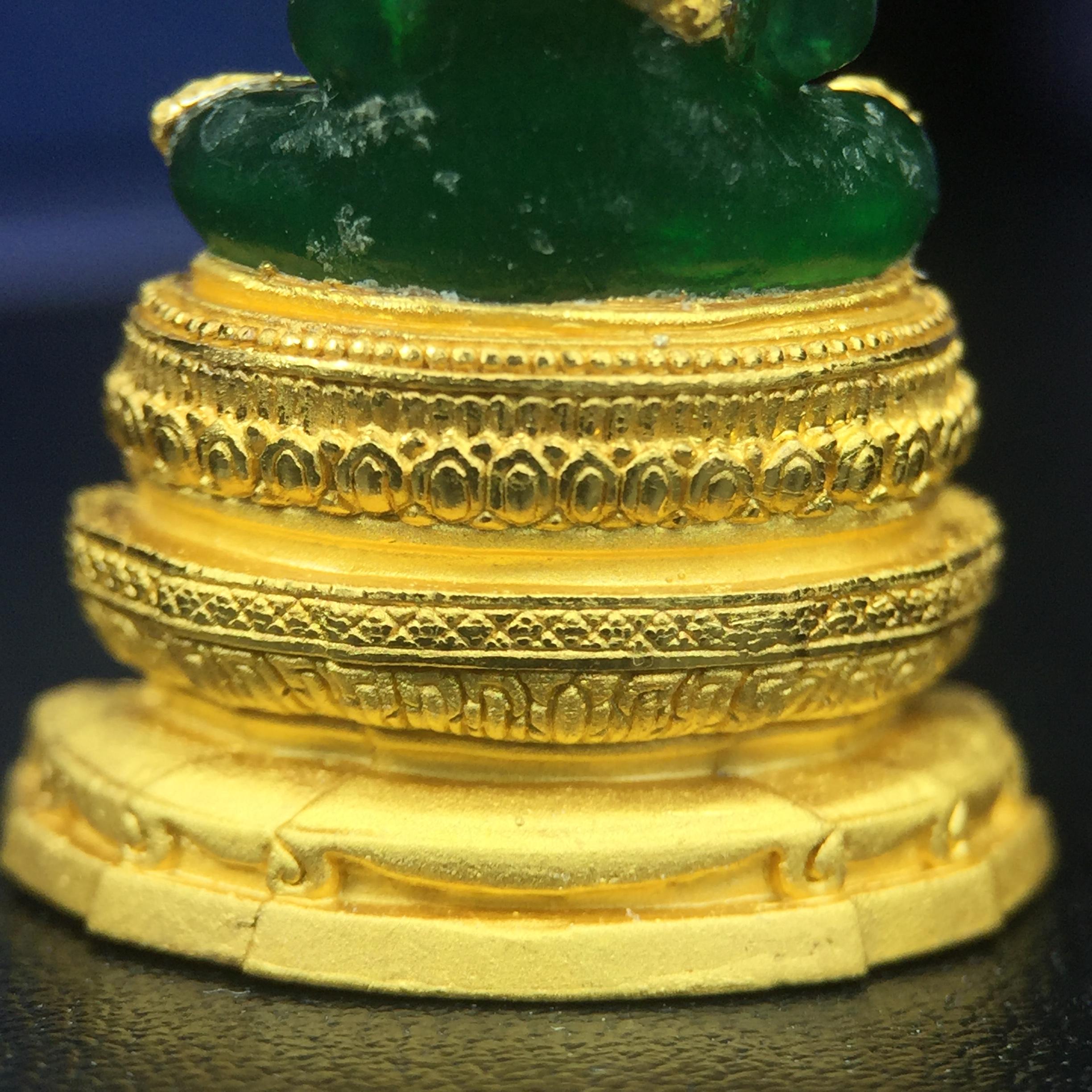 พระแก้วมรกต ภปร. จัดสร้างโดย รพ.ภูมิพลฯ ปี2547 ลอยองค์ขนาดหน้าตัก 1/2 นิ้ว เนื้อเรซิ่นหุ้มทองคำ99.99 งดงามทรงคุณค่าอีกหนึ่งรุ่นยอดนิยม หายาก