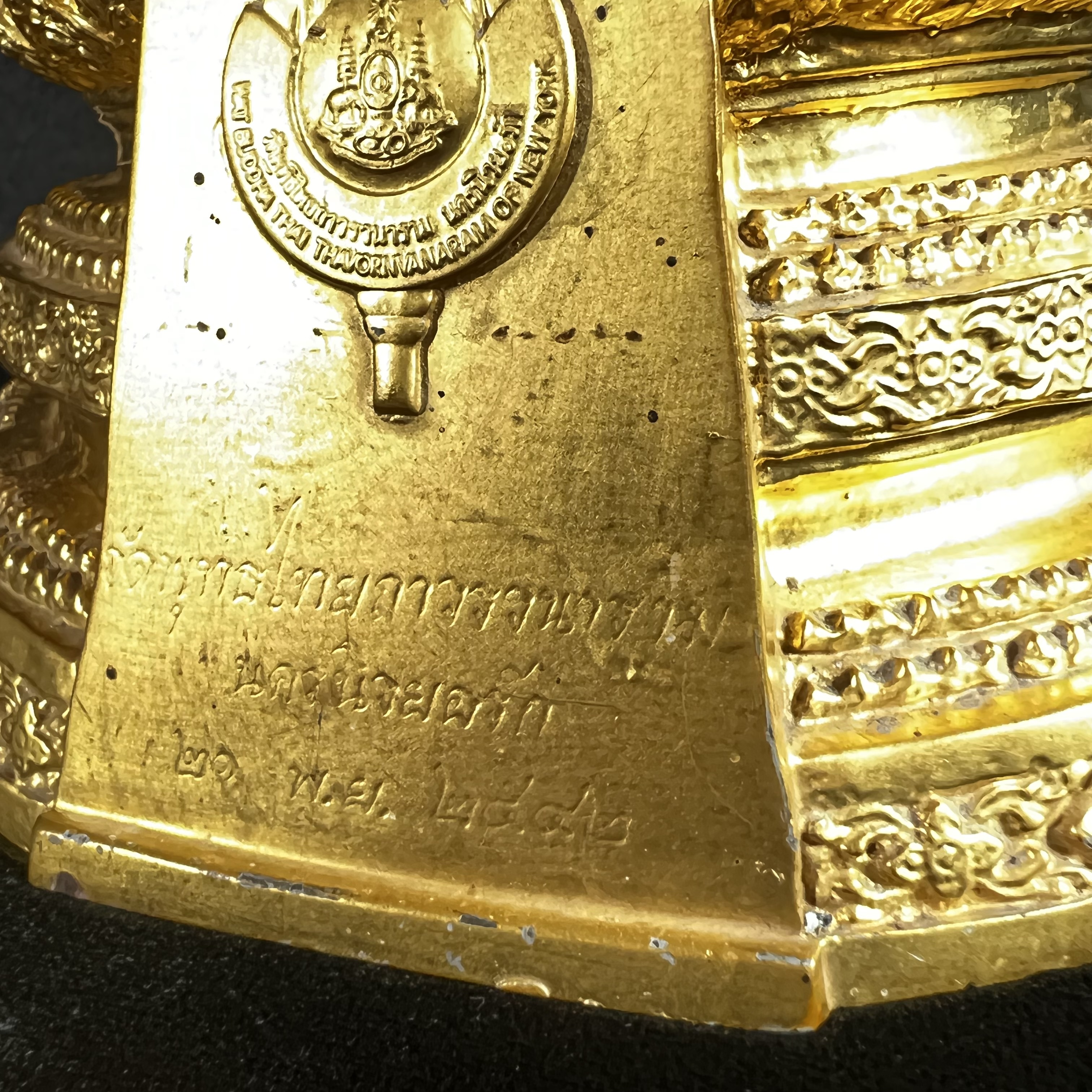 พระพุทธมหามณีรัตนปฏิมากร (จำลอง)พระแก้วมรกต วัดพุทธไทยถาวรวนาราม นครนิวยอร์ก ตรา ภปร. 6รอบ 72พรรษา ในหลวงรัชกาลที่9 ปี2542 ขนาดบูชาหน้าตัก 5นิ้ว หล่อเนื้อโลหะ(ในหลวงรัชกาลที่9 เสด็จเจิมพระสุหร่าย)(1ใน999องค์)