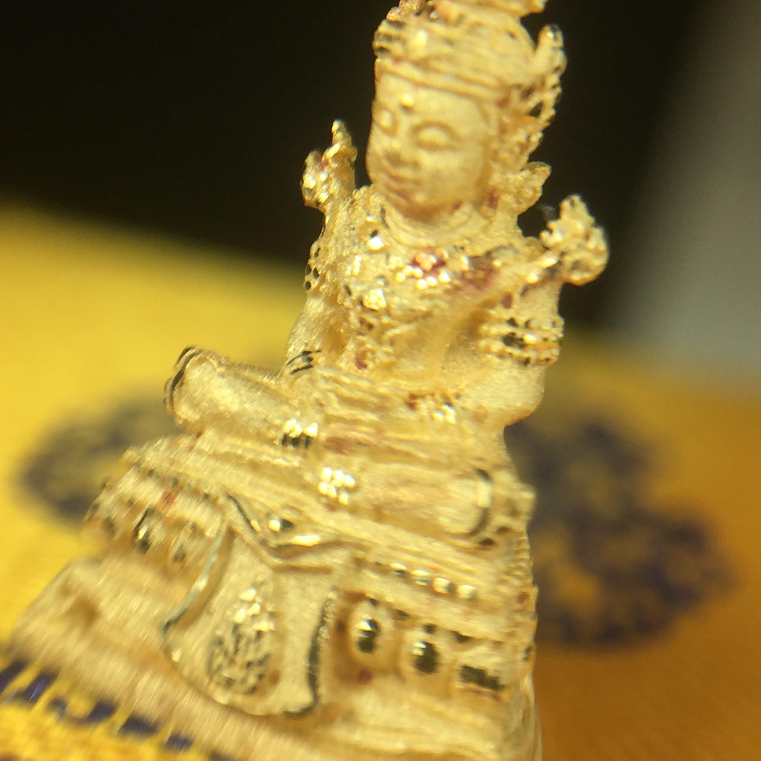 พระแก้วมรกต(จำลอง)ลอยองค์ ขนาดหน้าตัก 1/4 นิ้ว(พิมพ์เล็ก) ทรงเครื่องฤดูร้อน เนื้อทองคำ ตราสัญลักษณ์ฉลองสิริราชสมบัติครบ 60 ปี พ.ศ.2549 (สวย กล่องการ์ดใบรับรอง ครบสมบูรณ์)