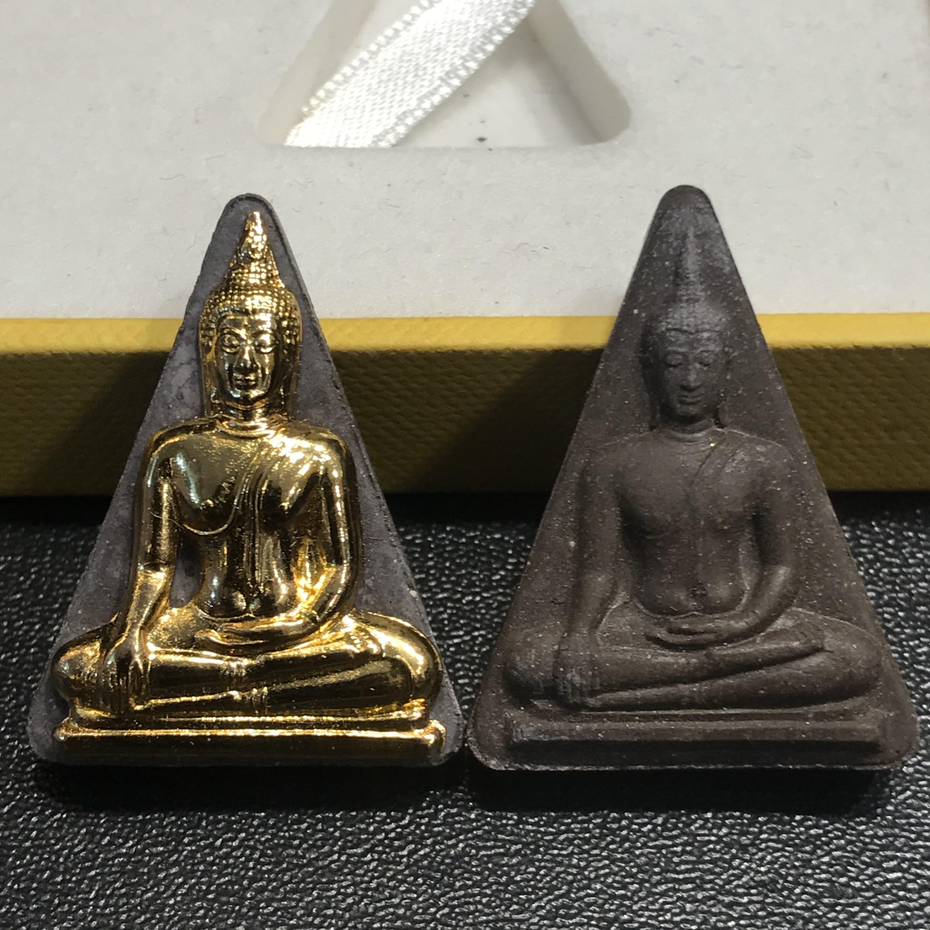 พระพุทธมหาสุวรรณปฏิมากร (หลวงพ่อทองคำ)ตราสัญลักษณ์ 80 พรรษารัชกาลที่9 วัดไตรมิตรวิทยาราม กรุงเทพฯ ปี2550(รวม2องค์)