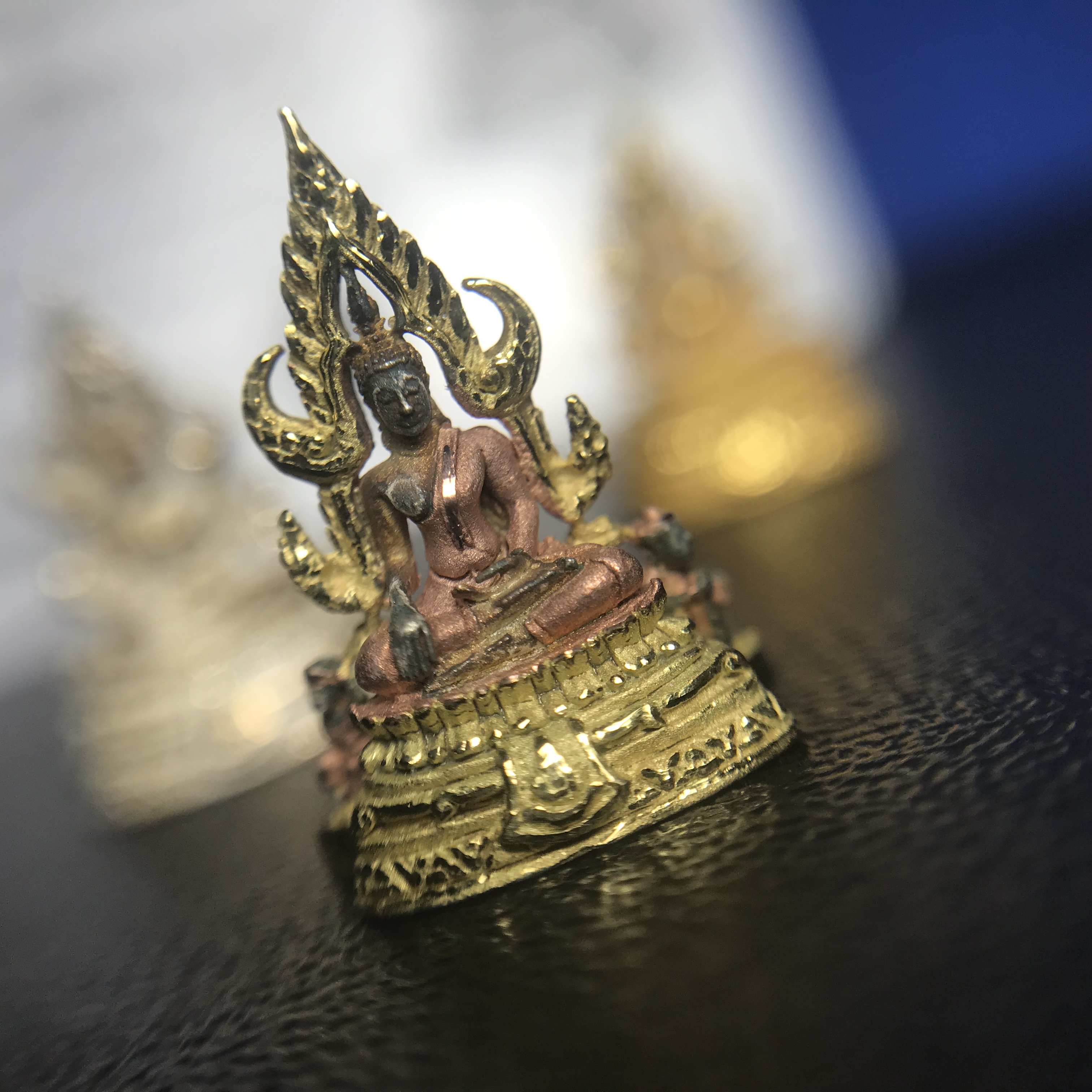 พระพุทธชินราช ภปร. ในวโรกาสพระราชพิธีมหามงคล เฉลิมพระชนมายุ6รอบ 5ธันวาคม2542 ชุดทองคำ เงิน สามกษัตริย์ พิมพ์เล็กครบชุด(3องค์)พร้อมกล่องบรรจุและการ์ดใบรับรอง