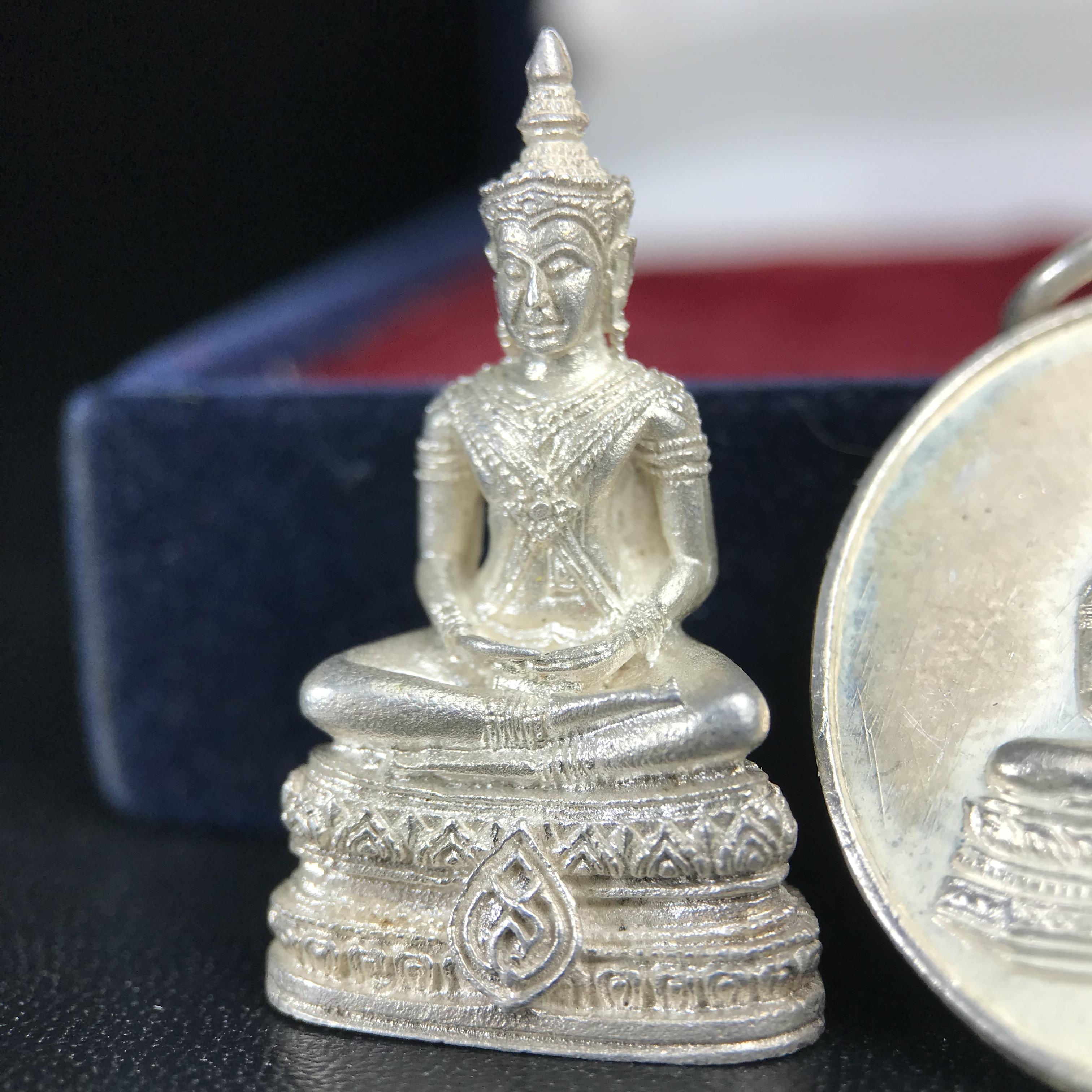 พระวาสนะเวศม์ พร้อมเหรียญ ชุดกรรมการ เนื้อเงิน(หายากพบเจอน้อย) สร้างในโอกาสสมเด็จย่าทรงเปิดสถานสงเคราะห์คนชรา 8 พฤษภาคม ปี 2530 กรมประชาสงเคราะห์จัดสร้าง พิธีปลุกเสก วัดบวรนิเวศวิหาร