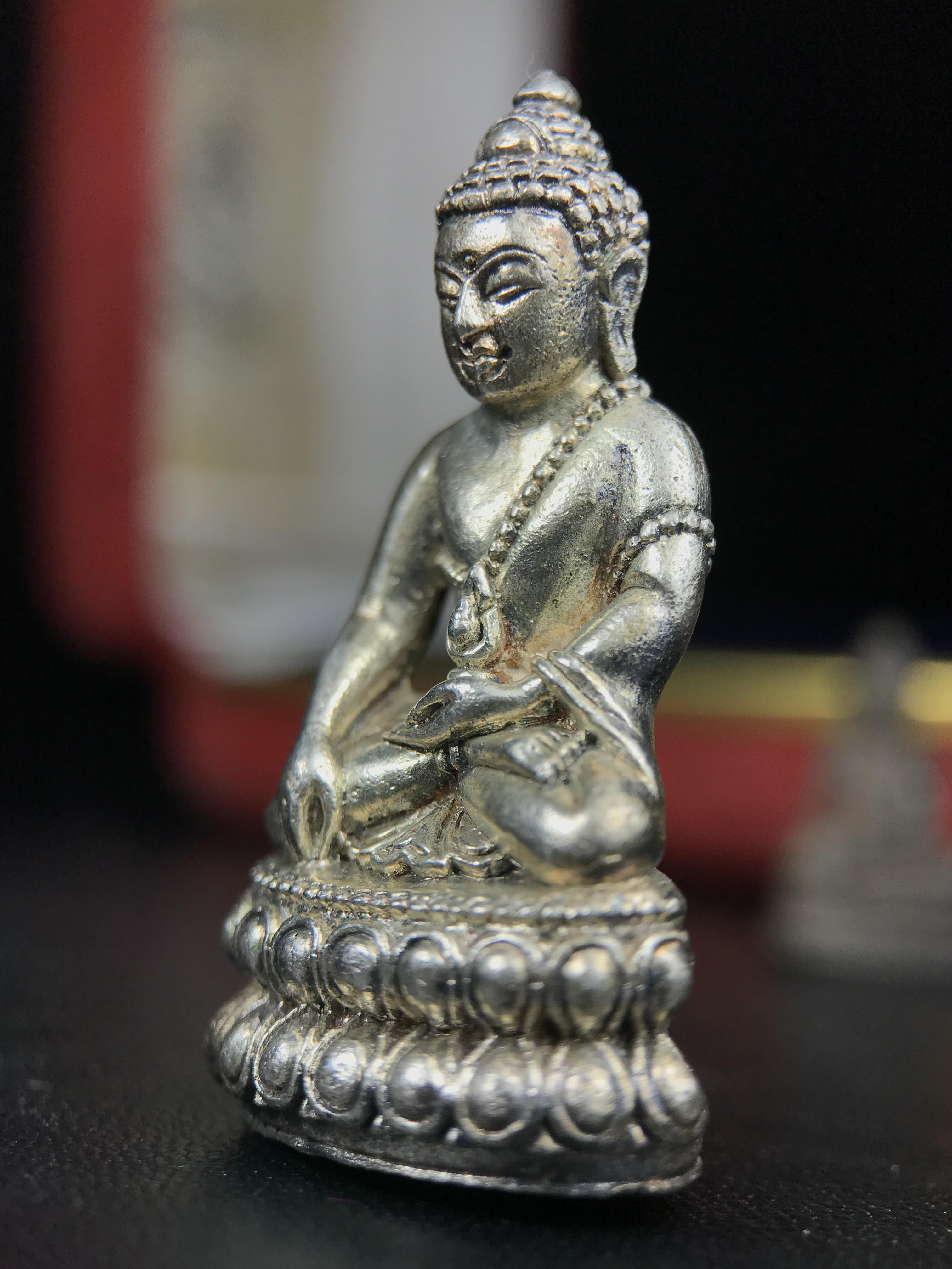 พระกริ่งฉลองพระชนมายุครบ 7 รอบ 84 พรรษา สมเด็จพระสังฆราช(วาสน์) วัดราชบพิธ พ.ศ.2525 เนื้อเงิน ผิวเดิมขึ้นน้ำทองสภาพสวยมาก ในกล่องชุดพิเศษกรรมการ พร้อมพระชัยวัฒน์ เนื้อนวโลหะ ครบชุดสมบูรณ์(งานแกะแม่พิมพ์โดย นายช่างเกษม มงคลเจริญ)(หายาก)