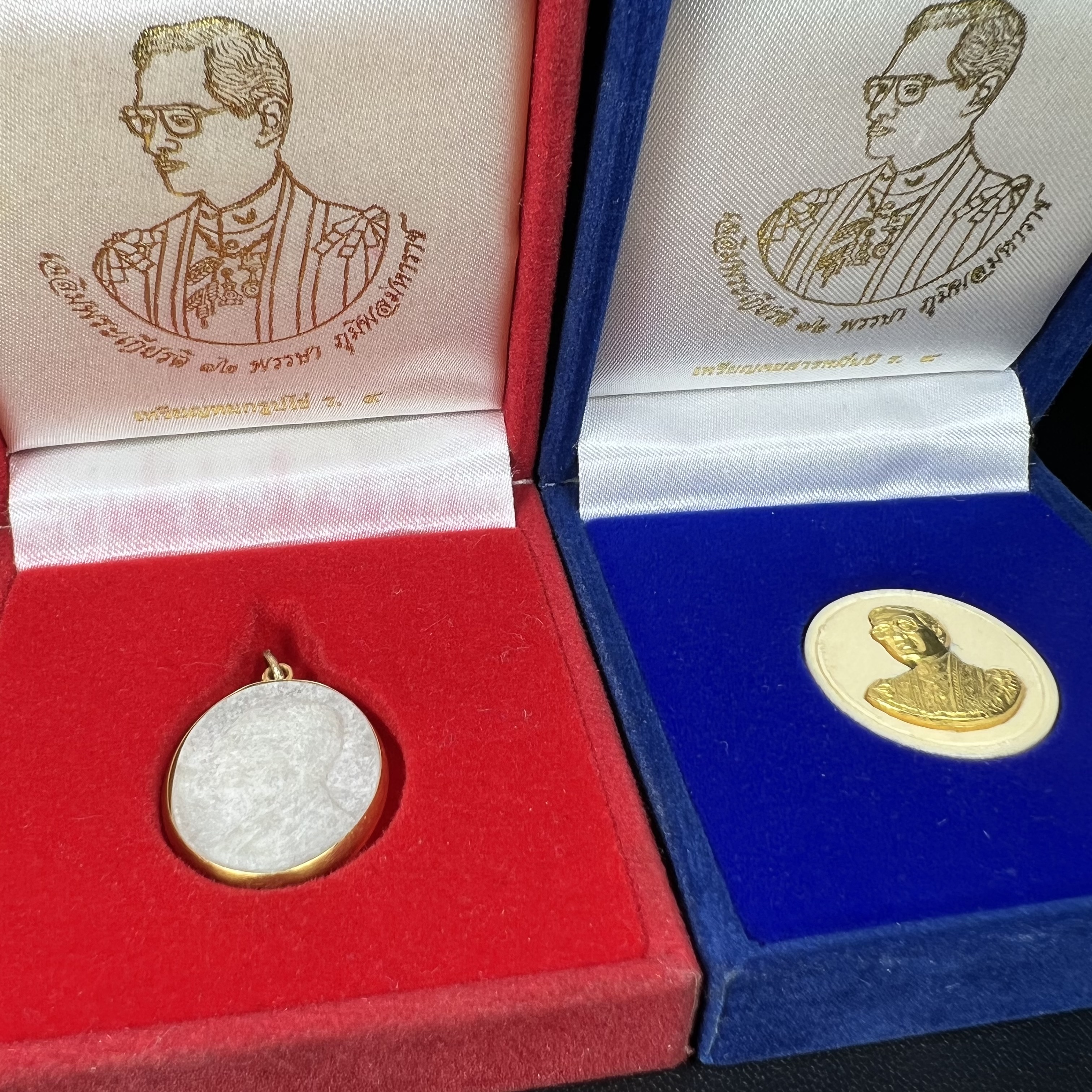 พระบรมฉายาลักษณ์ ร.9 เหรียญหยกรูปไข่เลี่ยมทองคำแท้(งานเลี่ยมเดิมจากผู้จัดสร้าง)+พระบรมฉายาลักษณ์ เหรียญคชสารหมื่นปี ร.9 หน้ากากทองคำ เฉลิมพระเกียรติ 72 พรรษา ภูมิพลมหาราช ปี 2542(1ชุด2องค์)(อีกหนึ่งวัตถุมงคลที่ระลึกของพระองค์ท่านที่พบเจอหายากมากในปัจุบัน)