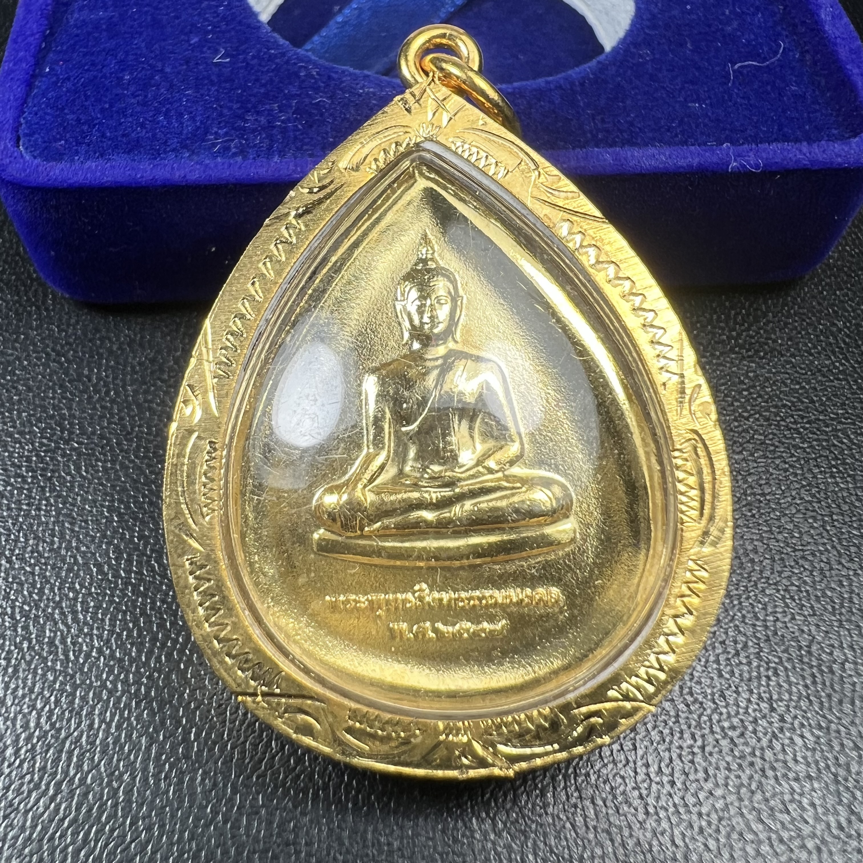 เหรียญพระพุทธสิงหธรรมมงคล ภปร. ปี 2547 ทรงหยดน้ำ ด้านหลังมี ภ.ป.ร. (ชนวนเก่า)เนื้อโลหะผสม ชุบทองเงา สูง 3.3ซม.พิธีใหญ่ มวลสารดี ปลุกเสกวัดพระแก้ว(งานเลี่ยมกรอบเดิมจากผู้จัดสร้างห่อหุ้มด้วยทองนพเกล้า)