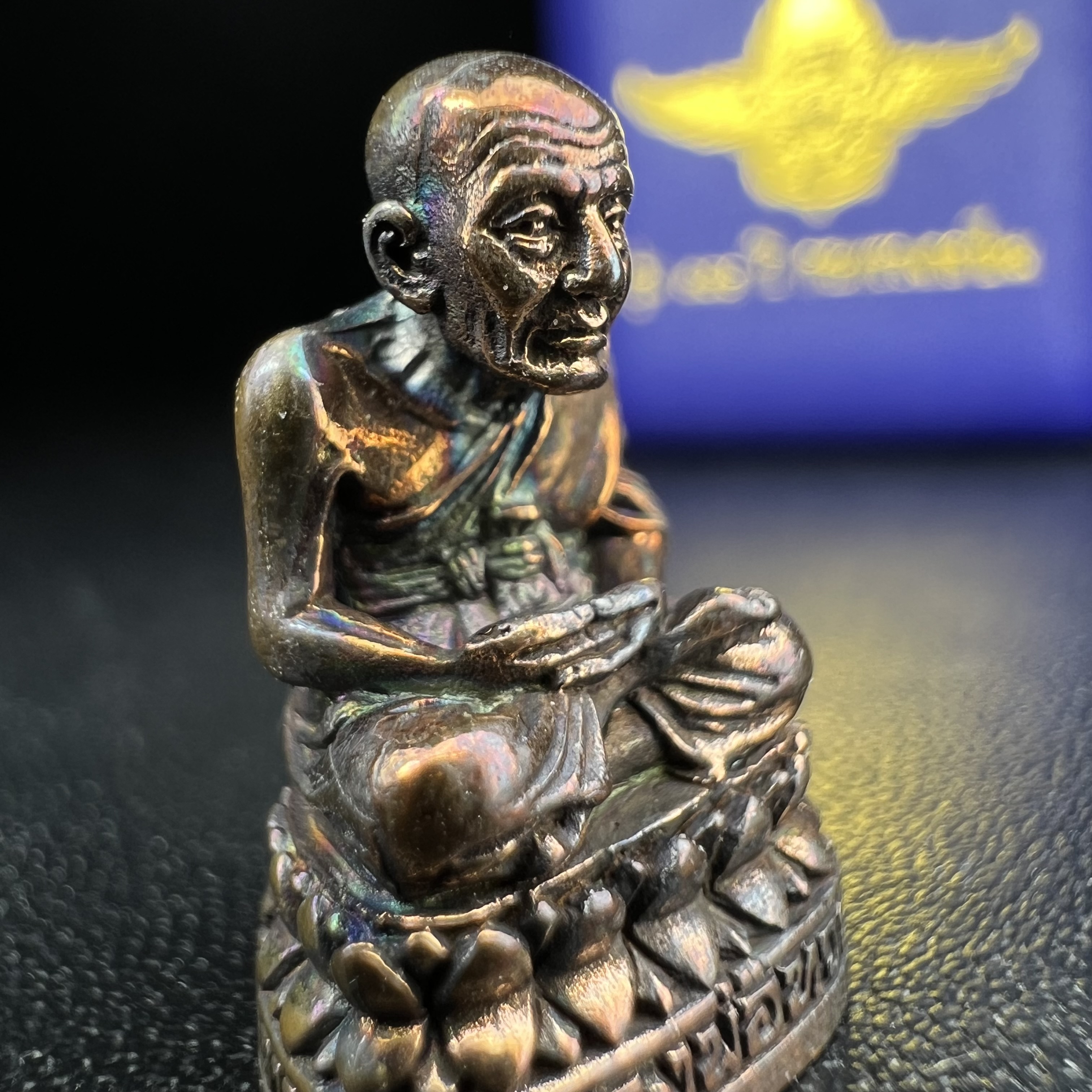 รูปเหมือนหล่อลอยองค์หลวงปู่ทวด รุ่น 111ปี กระทรวงกลาโหม เนื้อนวโลหะรมดำ-ปัดเงา ปี2540 พิธีใหญ่ เข้มขลัง นิยม พร้อมกล่องบรรจุเดิม(คัดสภาพสวยผิวเทพๆผิวรุ้งๆ)ทั้งพิธีทั้งพุทธศิลป์ทรงคุณค่าอีกหนึ่งรุ่นยอดนิยม