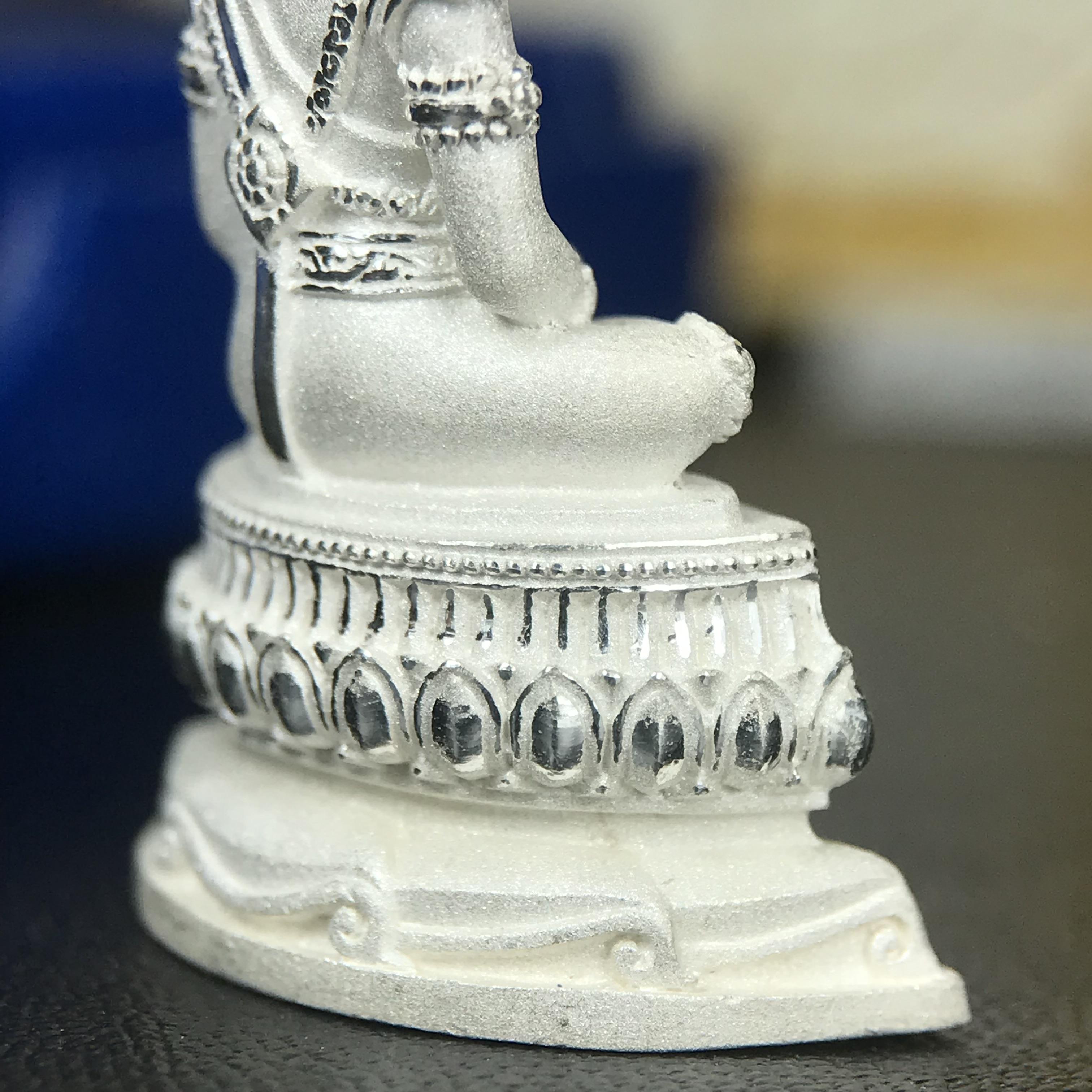 พระแก้วมรกต ทรงเครื่องฤดูร้อน พระราชทานประดิษฐานตราสัญลักษณ์ฉลองสิริราชสมบัติ ครบ 60 ปี ในหลวงรัชกาลที่ 9 พ.ศ.2549 เนื้อเงินลอยองค์พิมพ์ใหญ่ สูง 3.6 ซม. ขนาดหน้าตัก 1/2 นิ้ว (พิธีใหญ่มหาพุทธาภิเษก ณ พระอุโบสถวัดพระแก้ว เกจิอาจารย์ ทั่วประเทศ 108 รูป )