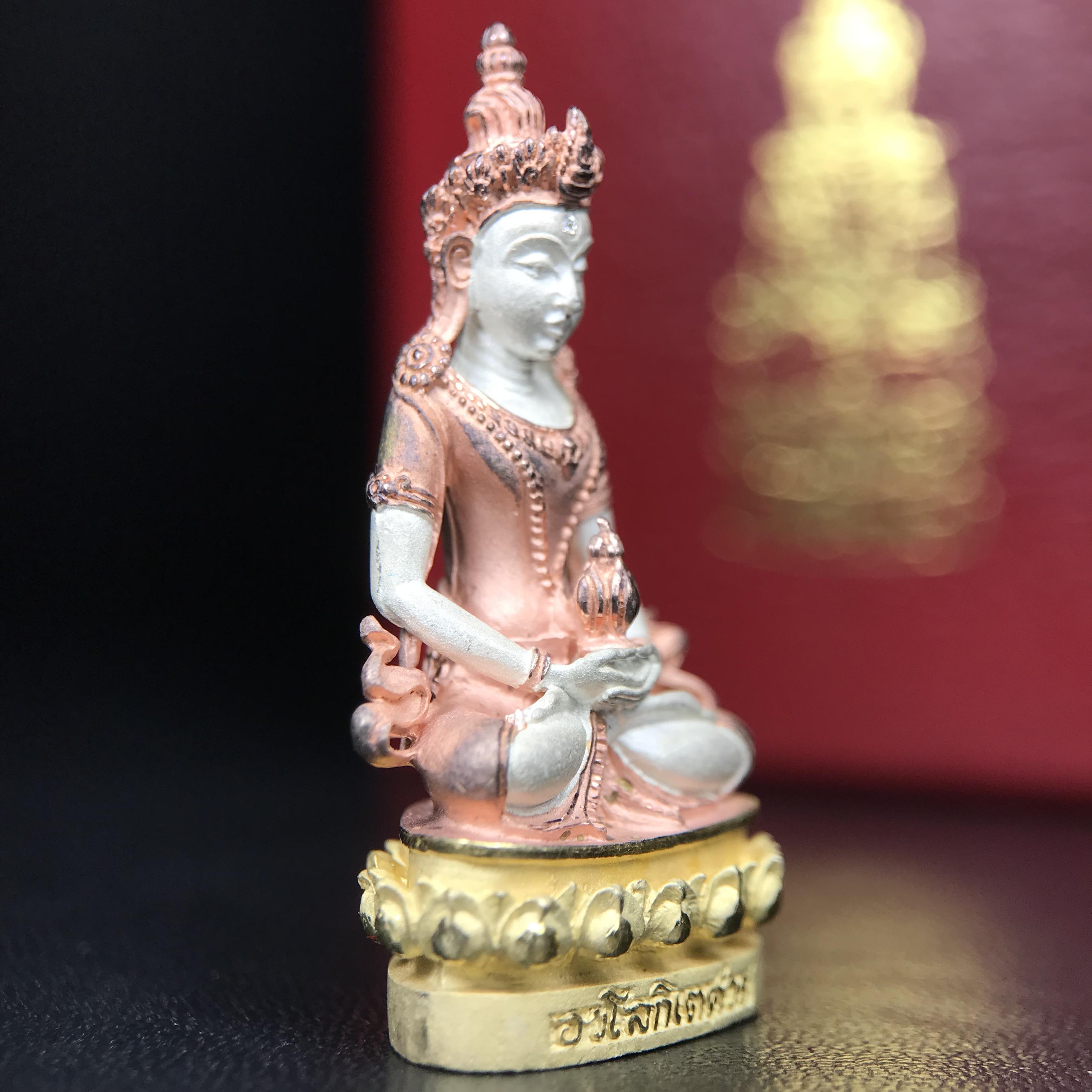 พระกริ่งอวโลกิเตศวร ( เจ้าแม่กวนอิม ) วัดโพธิ์แมนคุณาราม รุ่นอุดมโภคทรัพย์ พ.ศ.2539 เนื้อเงิน 3 กษัตริย์ (องค์พิเศษกรรมการ ฝังเพชรตำแหน่งดวงตาที่สามกลางหน้าผาก 1 เม็ด)(อีกหนึ่งรุ่นยอดนิยม พุทธศิลป์สวยงดงาม)***องค์พิเศษกรรมการฝังเพชร พบเจอน้อยหายากมาก***