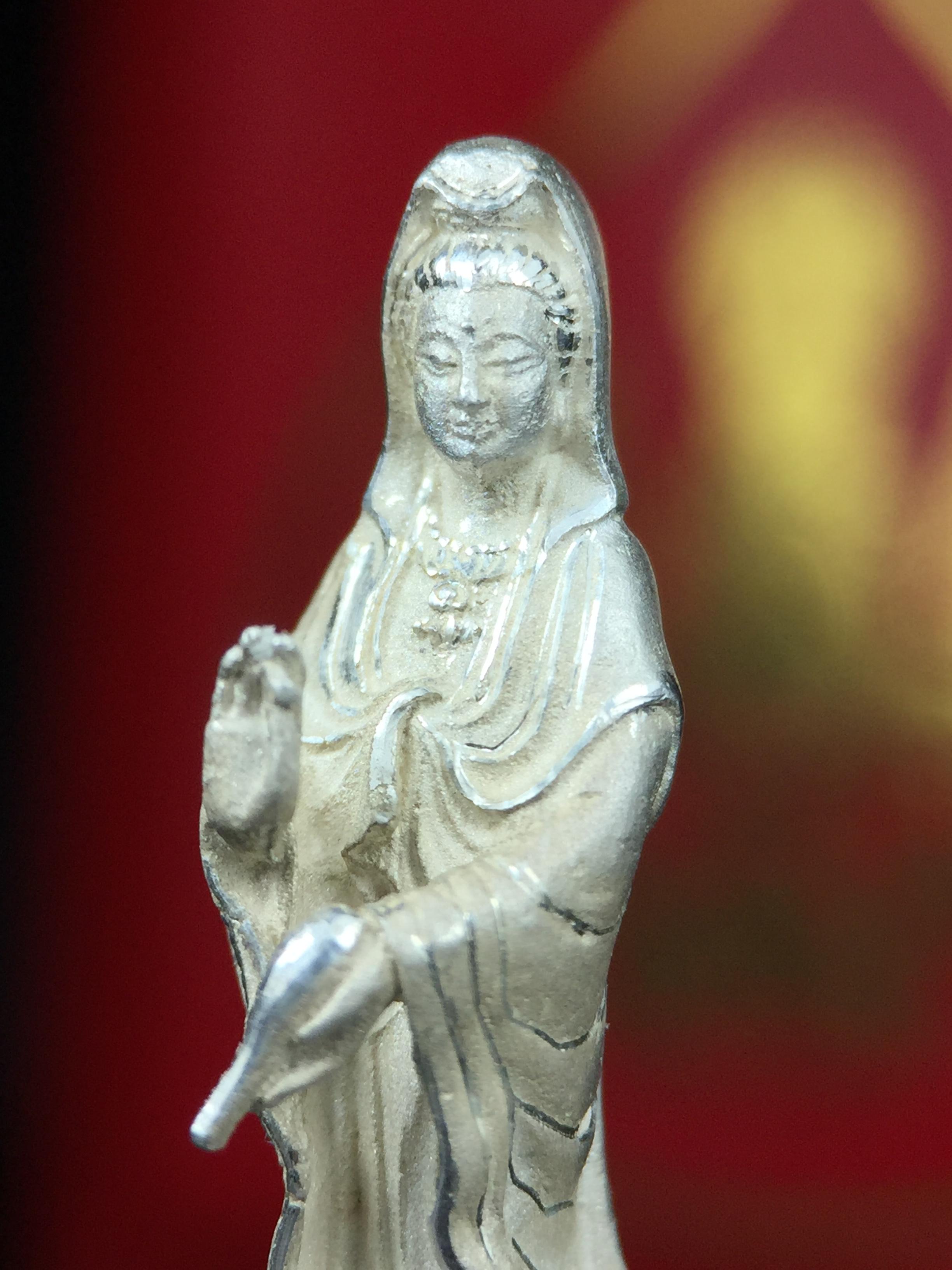 รูปหล่อลอยองค์ พระมหาโพธิสัตว์กวนอิม ทรงประทับมังกร เนื้อเงินพ่นทรายขัดเงาบางส่วน โครงการสร้าง พระศรีอริยะเมตตรัยมหาโพธิสัตว์ น้อมถวายพระบาทสมเด็จพระเจ้าอยู่หัว ทรงครองศิริราชสมบัติครบ 50 ปี มหาพุทธาภิเษก วันที่ 6 เมษายน 2540 วัดโพธิ์แมนคุณาราม กรุงเทพฯ