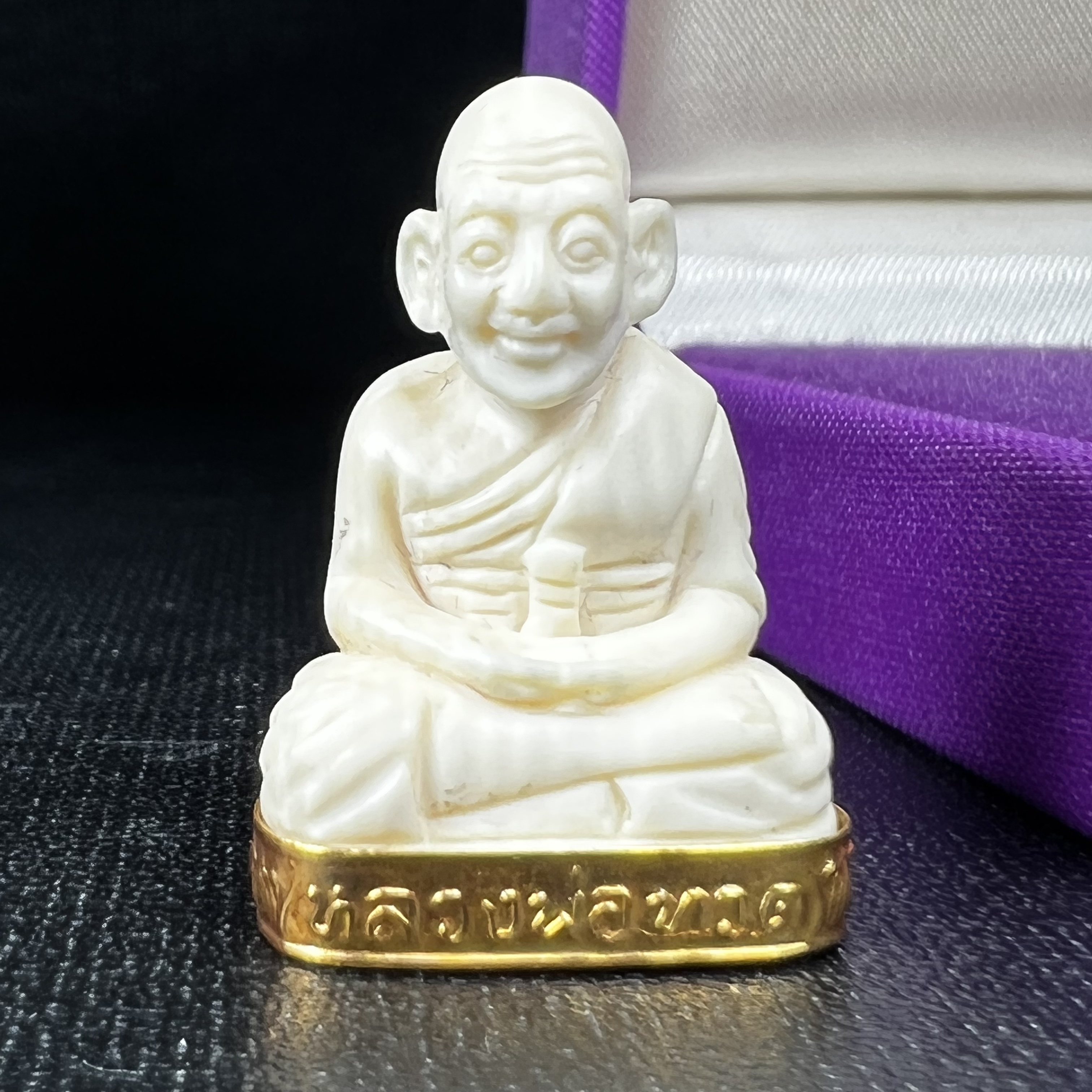 สมเด็จหลวงปู่ทวด รุ่นคชสารหมื่นปี (ศิลปาชีพ) วัดช้างให้ ปี2541(พิมพ์ลอยองค์ฐานทองคำโค๊ตทองคำ)นิยมหายาก