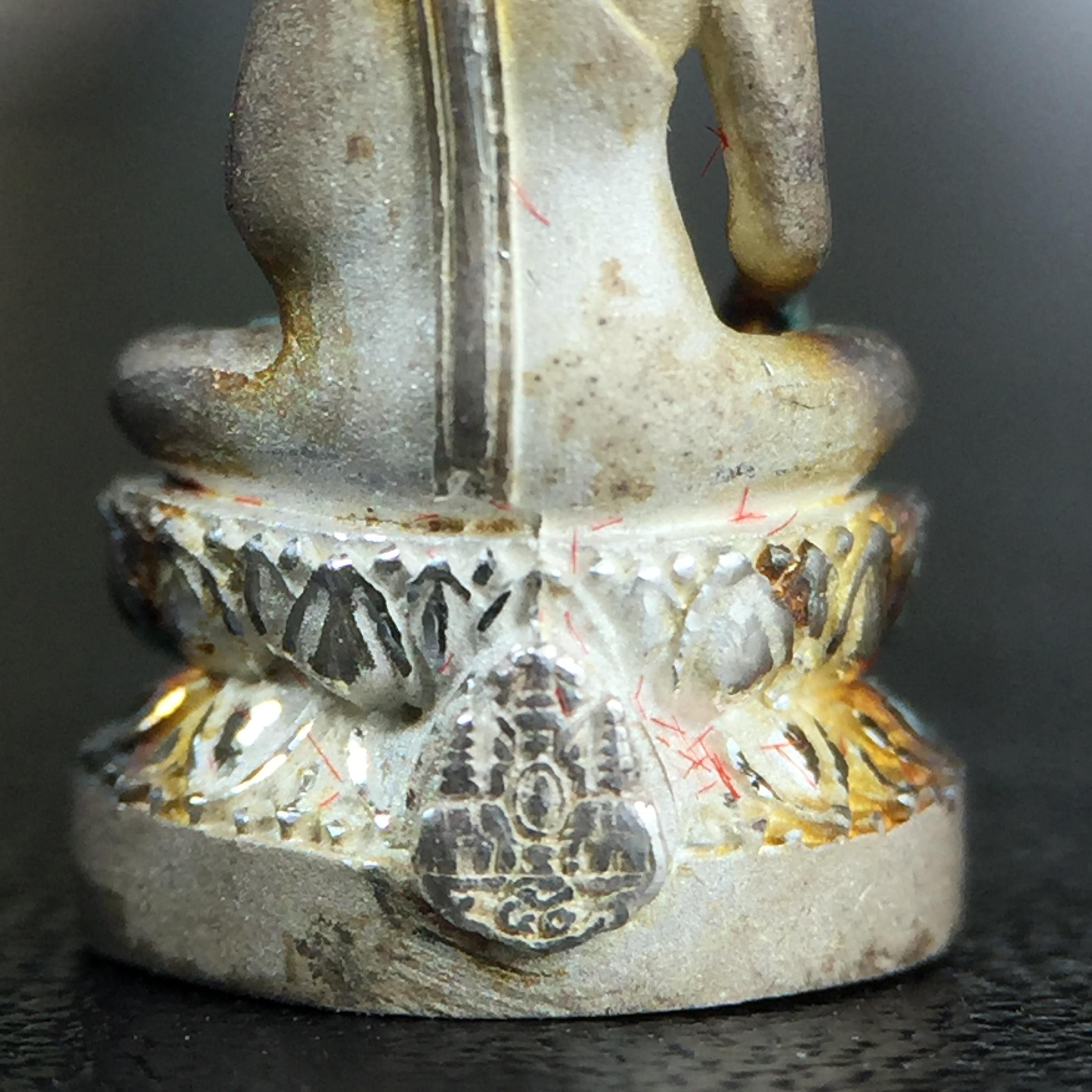 พระกริ่ง+พระชัยวัฒน์พระพุทธนวราชบพิตร ครองสิริราชสมบัติครบ 50 ปี พ.ศ.2540 เนื้อเงินผิวเดิมๆขึ้นสีรุ้งธรรมชาติแบบนิยม(หายาก)(สีสันที่ธรรมชาติสรรค์สร้าง)พร้อมกล่องบรรจุเดิมครบ(1ชุด 2 องค์)1 ใน 9500 ชุด