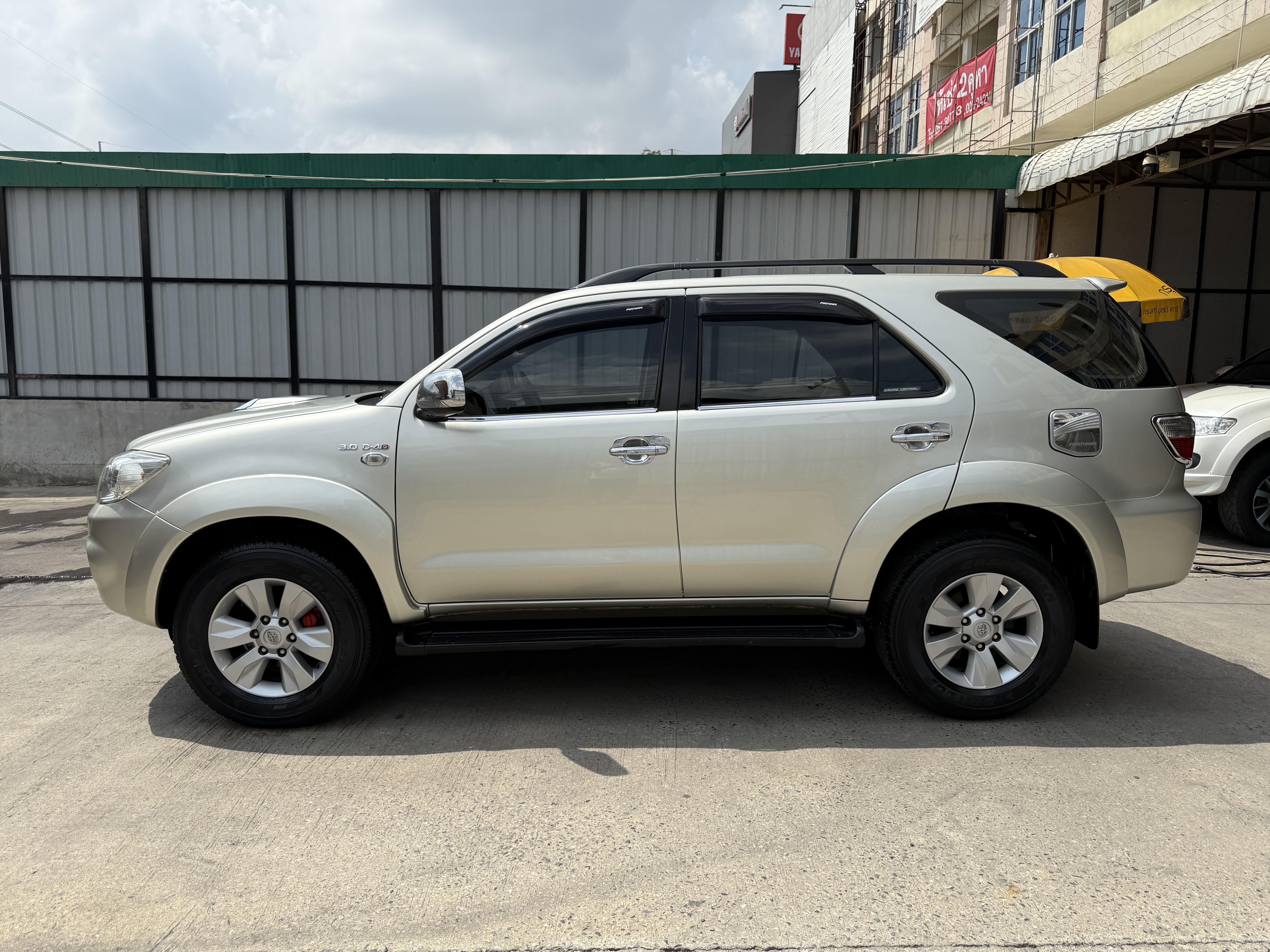 Toyota Fortuner 3.0 V 2WD At 2010 เงิน