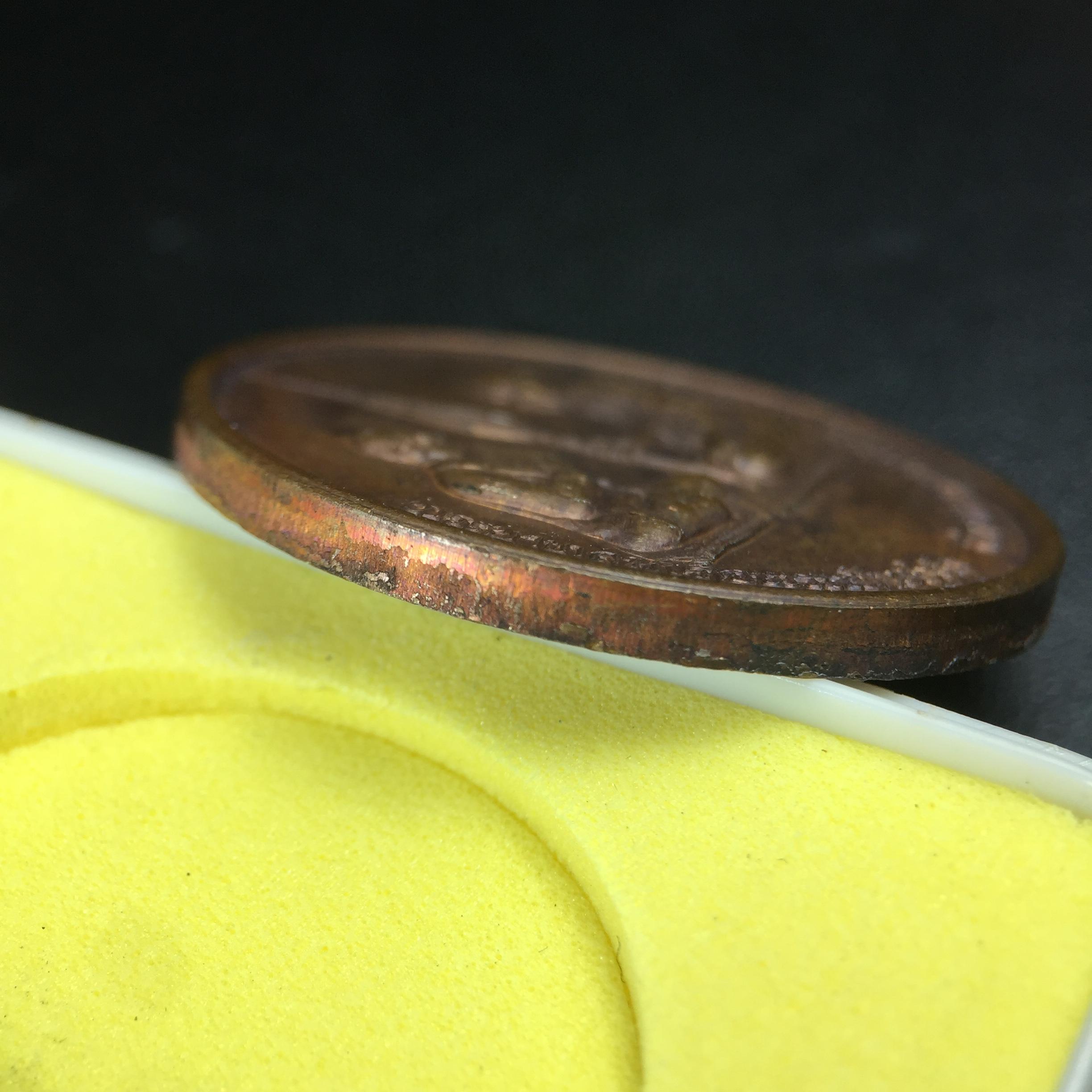 เหรียญสนทนาธรรม ในหลวงรัชกาลที่ 9 สมเด็จพระญาณสังวร หลังพระสยามเทวาธิราช ปี 2543 วัดบวรนิเวศวิหาร ชุดกรรมการ(เนื้อกะไหล่ทอง+กะไหล่เงิน+ทองแดงรมน้ำตาล)พร้อมกล่องบรรจุเดิม(ชุดหายาก สภาพผิวกะไหล่เดิมจากผู้จัดสร้าง ผิวขึ้นรุ้งธรรมชาติสวยจัด แชมป์ๆ)1 ใน 343ชุด