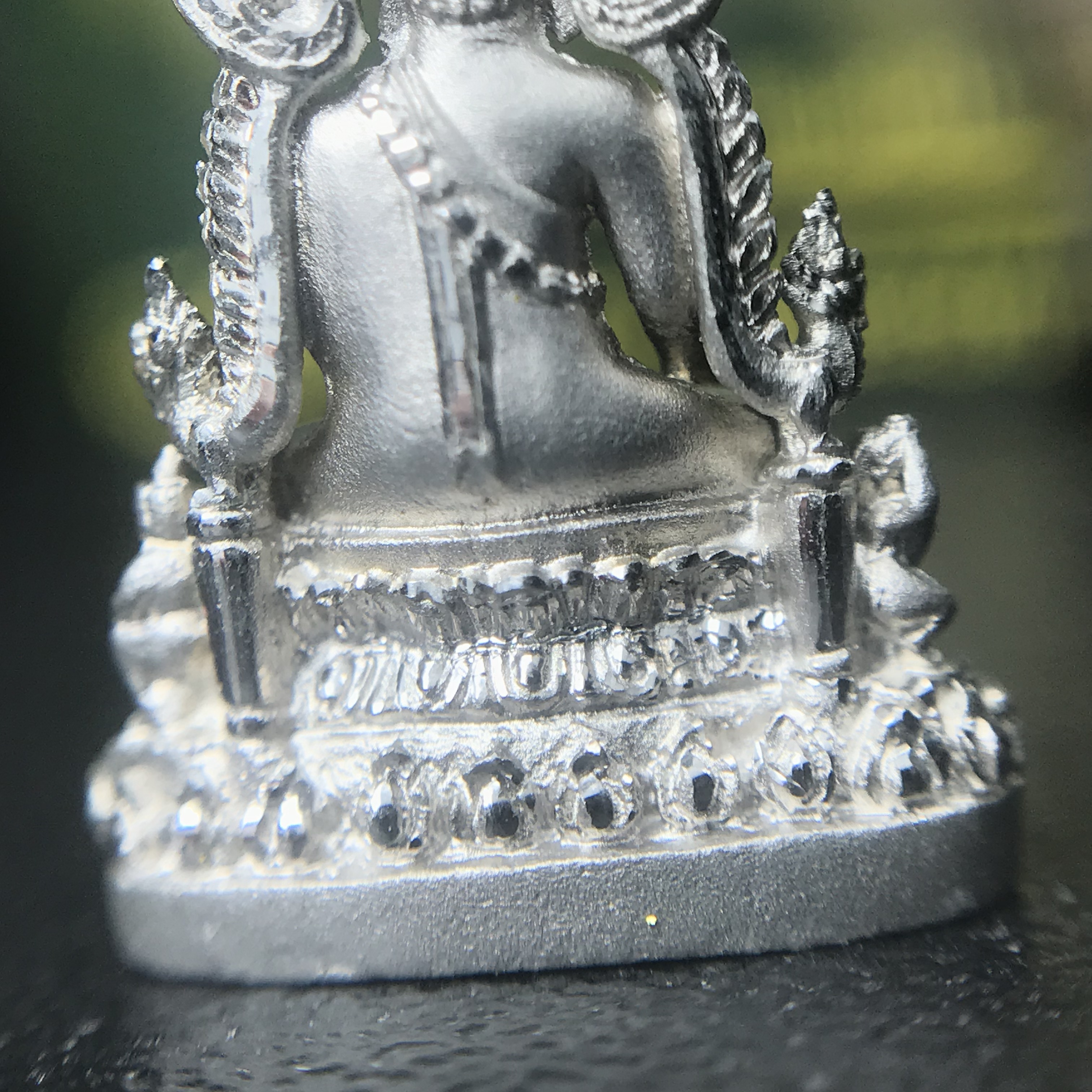 พระพุทธชินราช(จำลอง) ภปร. 84 พรรษา เนื้อเงินชุบทองคำขาว พิมพ์เล็กขนาดหน้าตัก 1/4 นิ้ว (สภาพสวยเดิม)(เลขสวย นัมเบอร์ 2666) )(พระราชทานมวลสาร จิตรลดาและเส้นพระเจ้า(เส้นผม))