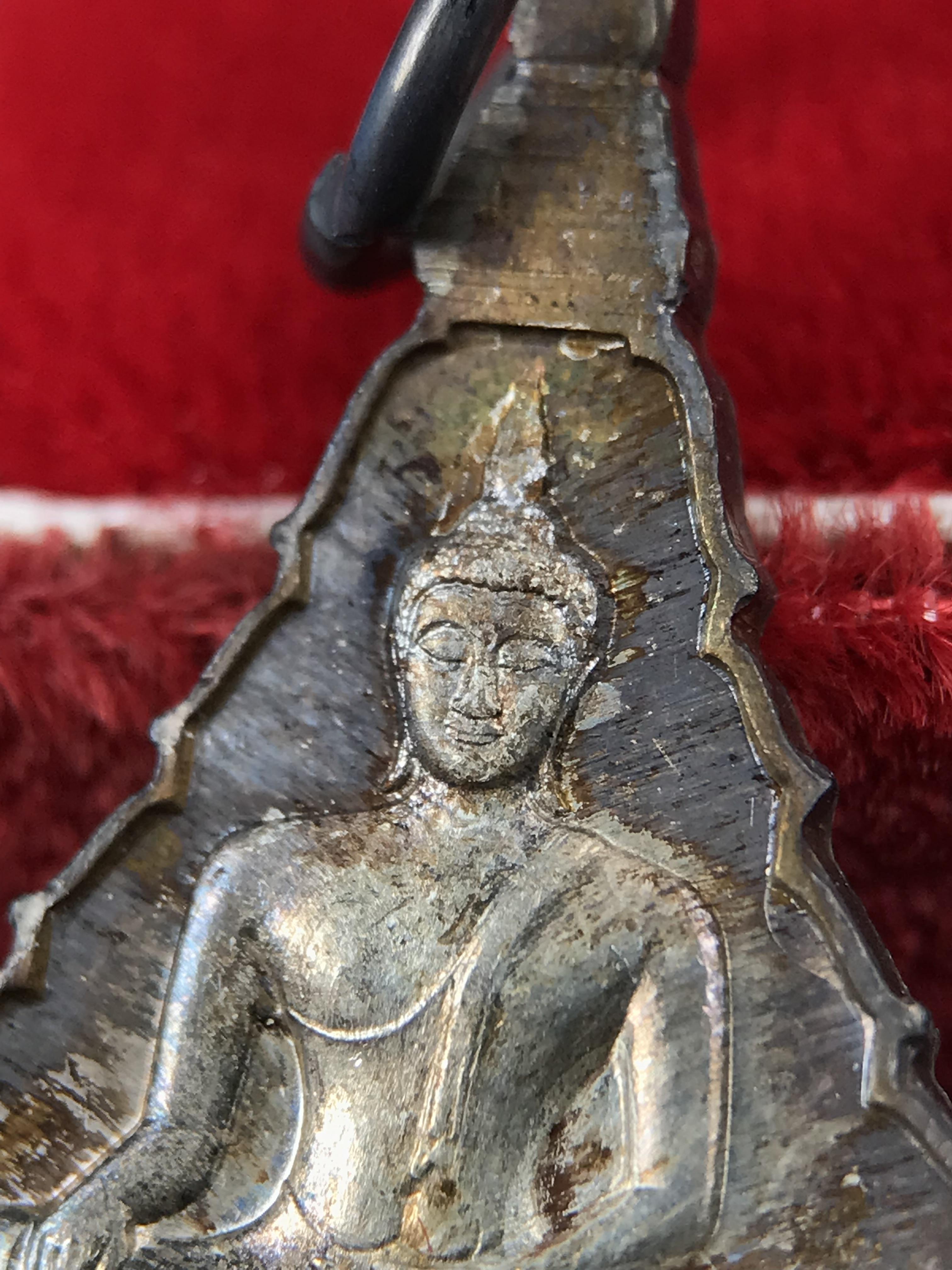 เหรียญพระพุทธญาณนเรศวร์ รุ่นแรก หลังพระปรมาภิไธย ภปร.และ สก.วัดญาณสังวราราม จ.ชลบุรี ปี 2527 เนื้อเงิน(ผิวเดิม ขึ้นรุ้งผิวน้ำทองกระจายทั่วเหรียญสวยมาก)ขนาด 2.3 x 3.8 ซม. พร้อมกล่องเดิม สมเด็จพระญาณสังวร ประธานในพิธีมหาพุทธาภิเษก(เนื้อเงินพบเจอน้อย หายาก)