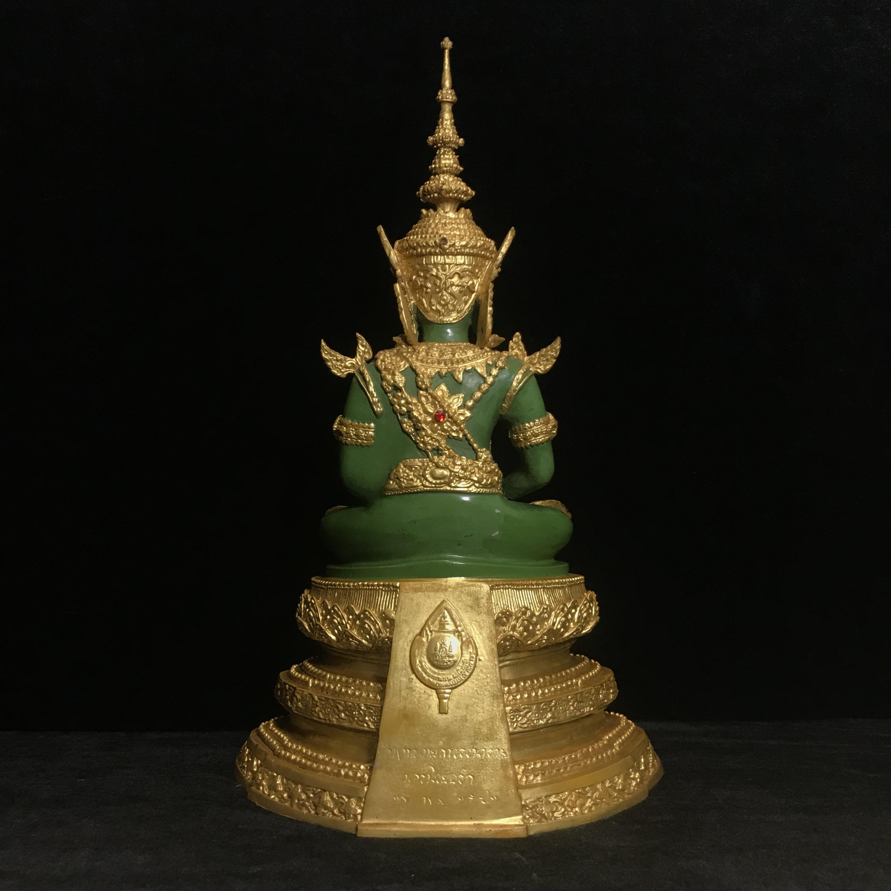 พระพุทธมหามณีรัตนปฏิมากร (จำลอง)พระแก้วมรกต วัดพุทธไทยถาวรวนาราม นครนิวยอร์ก ตรา ภปร. 6รอบ 72พรรษา ในหลวงรัชกาลที่9 ปี2542 ขนาดบูชาหน้าตัก 5นิ้ว หล่อเนื้อโลหะ(ในหลวงรัชกาลที่9 เสด็จเจิมพระสุหร่าย)(1ใน999องค์)