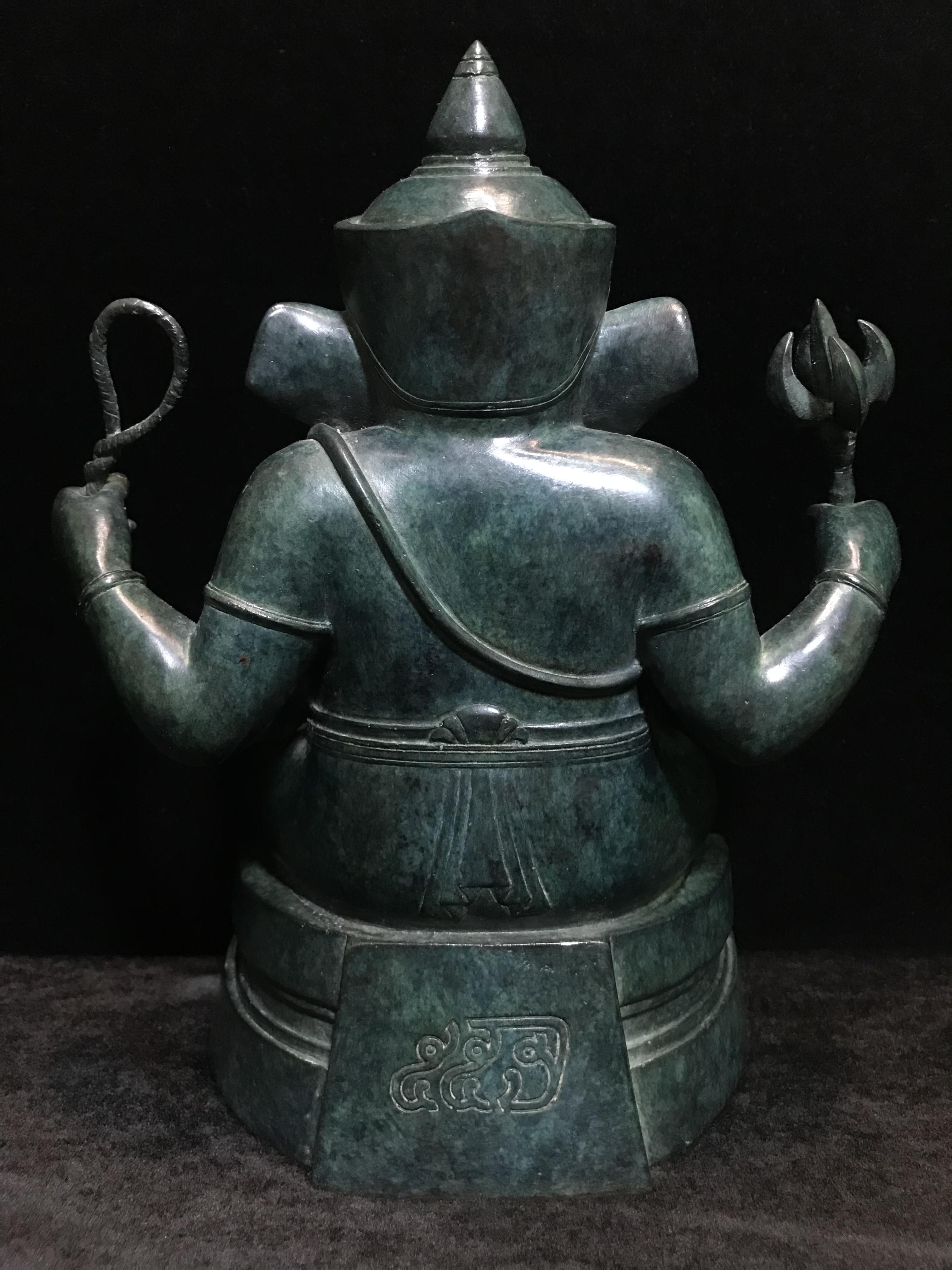 พระพิฆเนศครบรอบ55ปี คณะจิตรกรรม ม.ศิลปากร ปี 2540 เนื้อสำริด สนิมเขียว พาติน่า (Patinas) ขนาด 5x9 นิ้ว เป็นพระพิฆเนศที่งดงามทางด้านศิลปะมาก