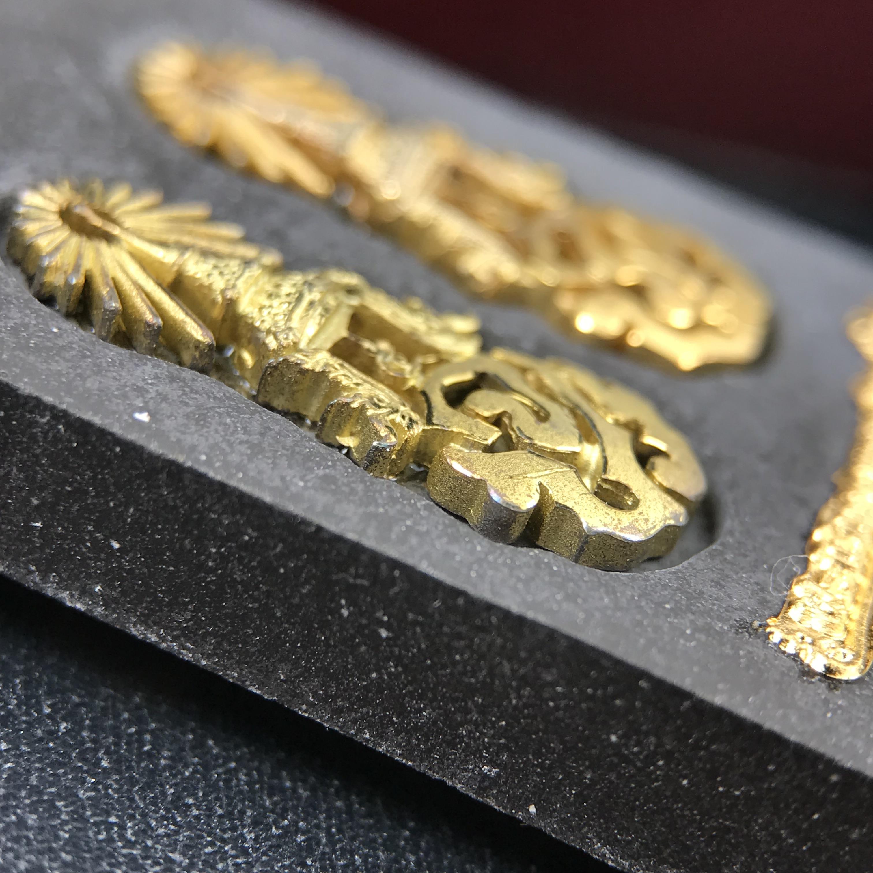 พระนิรันตรายสองกษัตริย์ มหาพุทธานุภาพแห่งแผ่นดิน ปี 2552 "พระผู้ปกป้องคุ้มครองจากภัยอันตรายทั้งปวง" พระผงพิมพ์สมเด็จหน้าปัดทอง สีดำด้านหลังฝังโลหะเงินชุบทอง เชิญอักษรพระปรมาภิไธยสองกษัตริย์(จปร.และ วปร.) พร้อมกล่องบรรจุเดิม องค์หมายเลข ๒๘๐