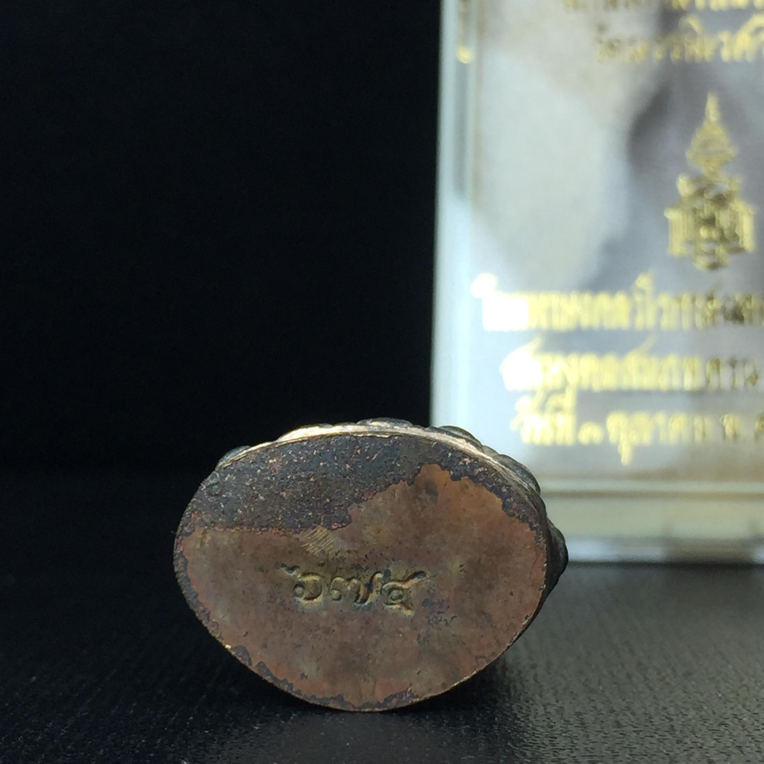 พระกริ่งชินบัญชรฉลองพระชันษา 100 ปี สมเด็จพระญาณสังวร วัดบวรนิเวศวิหาร ปี 2556 เนื้อนวโลหะผสมทองคำก้นทองแดง พิธีใหญ่ มวลสารเด่น นิยม(1 ใน 2556 องค์)