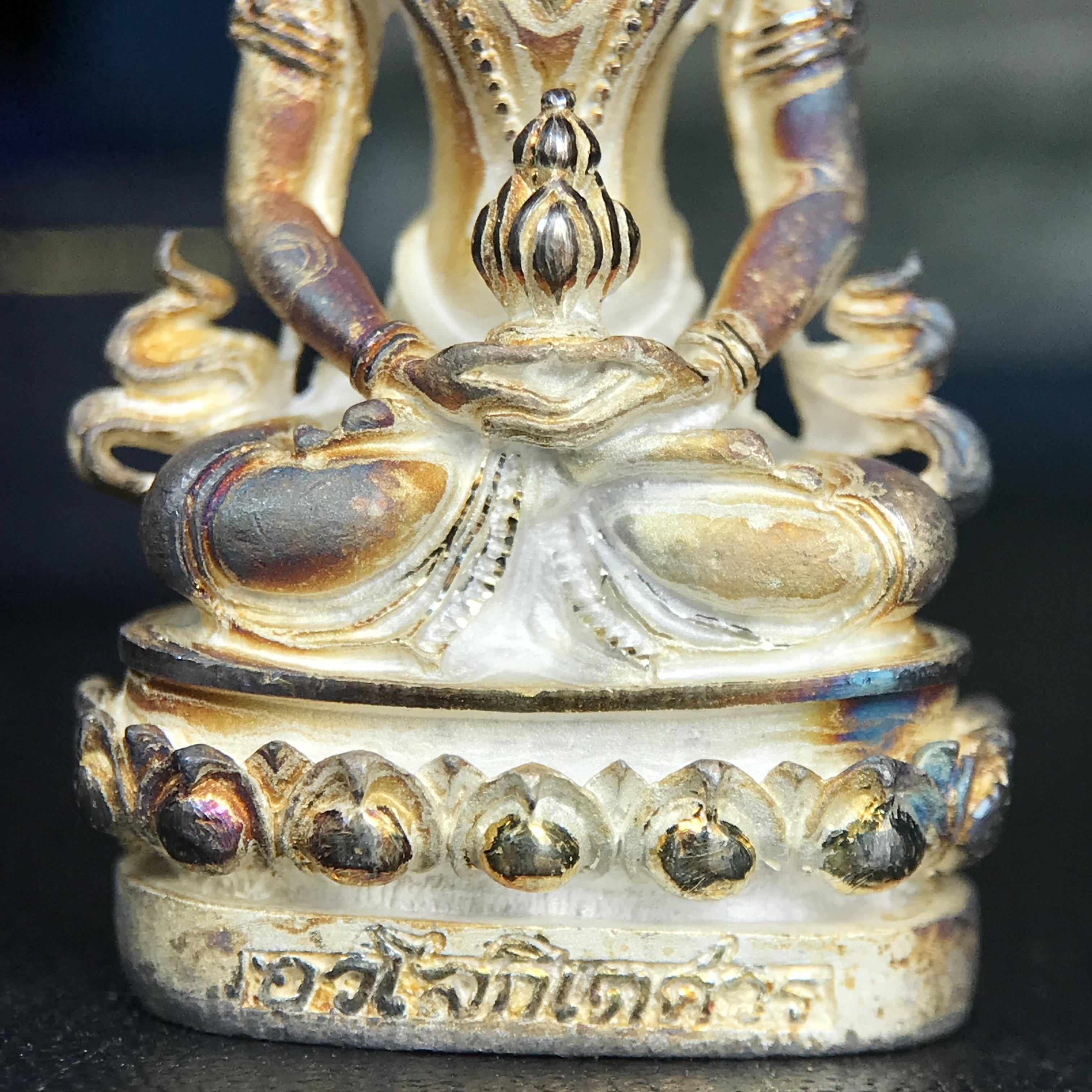 พระกริ่งอวโลกิเตศวร ( เจ้าแม่กวนอิม ) วัดโพธิ์แมนคุณาราม รุ่นอุดมโภคทรัพย์ พ.ศ.2539 เนื้อเงินพ่นทราย(ผิวเดิม ขึ้นสีรุ้งธรรมชาติ แบบนิยม เสน่ห์ของพระเนื้อเงิน) (พร้อมกล่องบรรจุการ์ดใบรับรองเดิมครบ)(อีกหนึ่งรุ่นยอดนิยม พุทธศิลป์สวยงดงาม)หายาก 1 ใน 5000 องค์