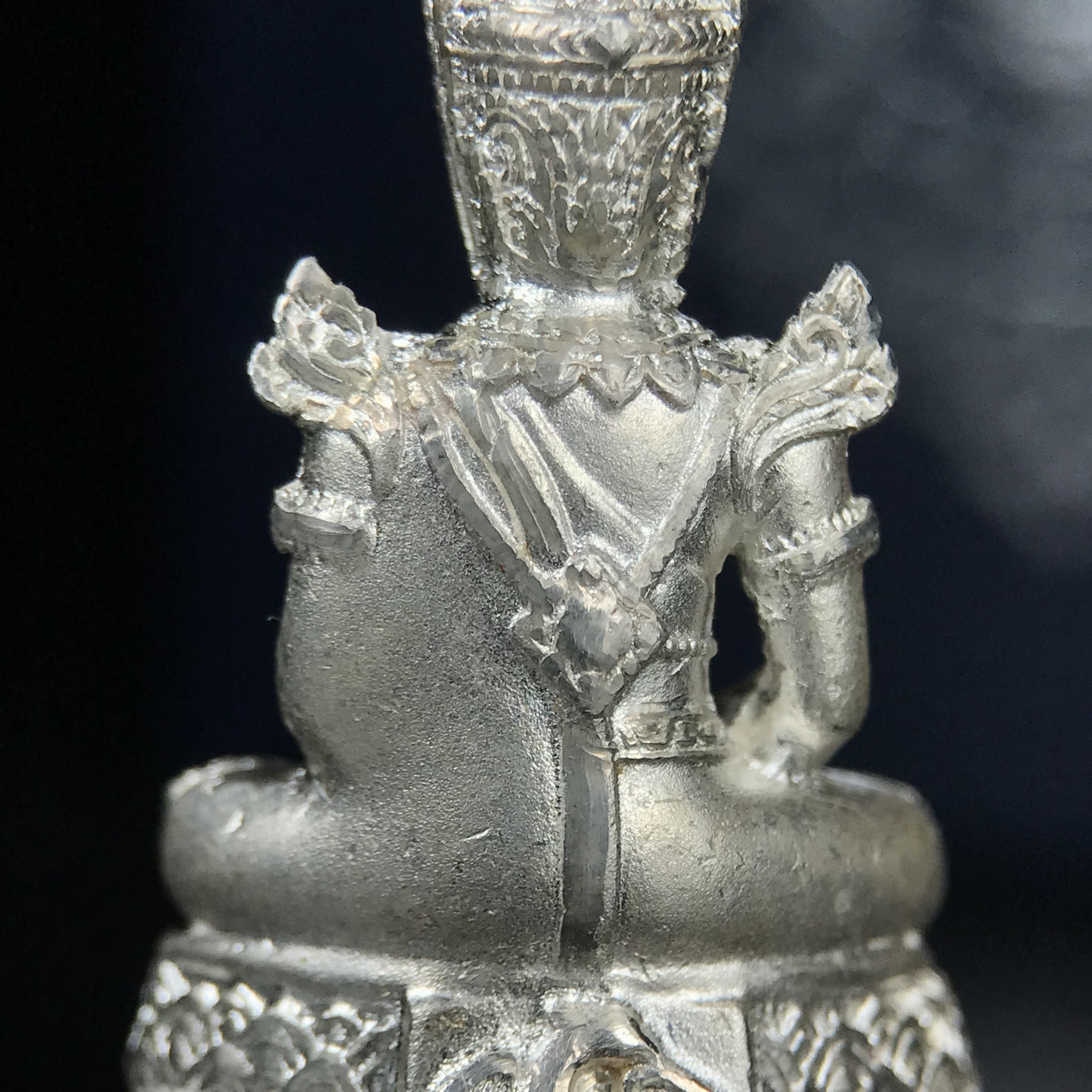 พระแก้วมรกต กรมสรรพสามิตจัดสร้างขึ้นเนื่องในโอกาสครบรอบ 64 ปีของกรมสรรพสามิต และเนื่องในวโรกาสที่พระบาทสมเด็จพระเจ้าอยู่หัวรัชกาลที่ 9 ทรงครองราชย์ครบ50ปีเมื่อ พ.ศ.2539 เนื้อเงินทรายนวลขัดเงา พร้อมกล่องบรรจุเดิมสวยครบสมบูรณ์