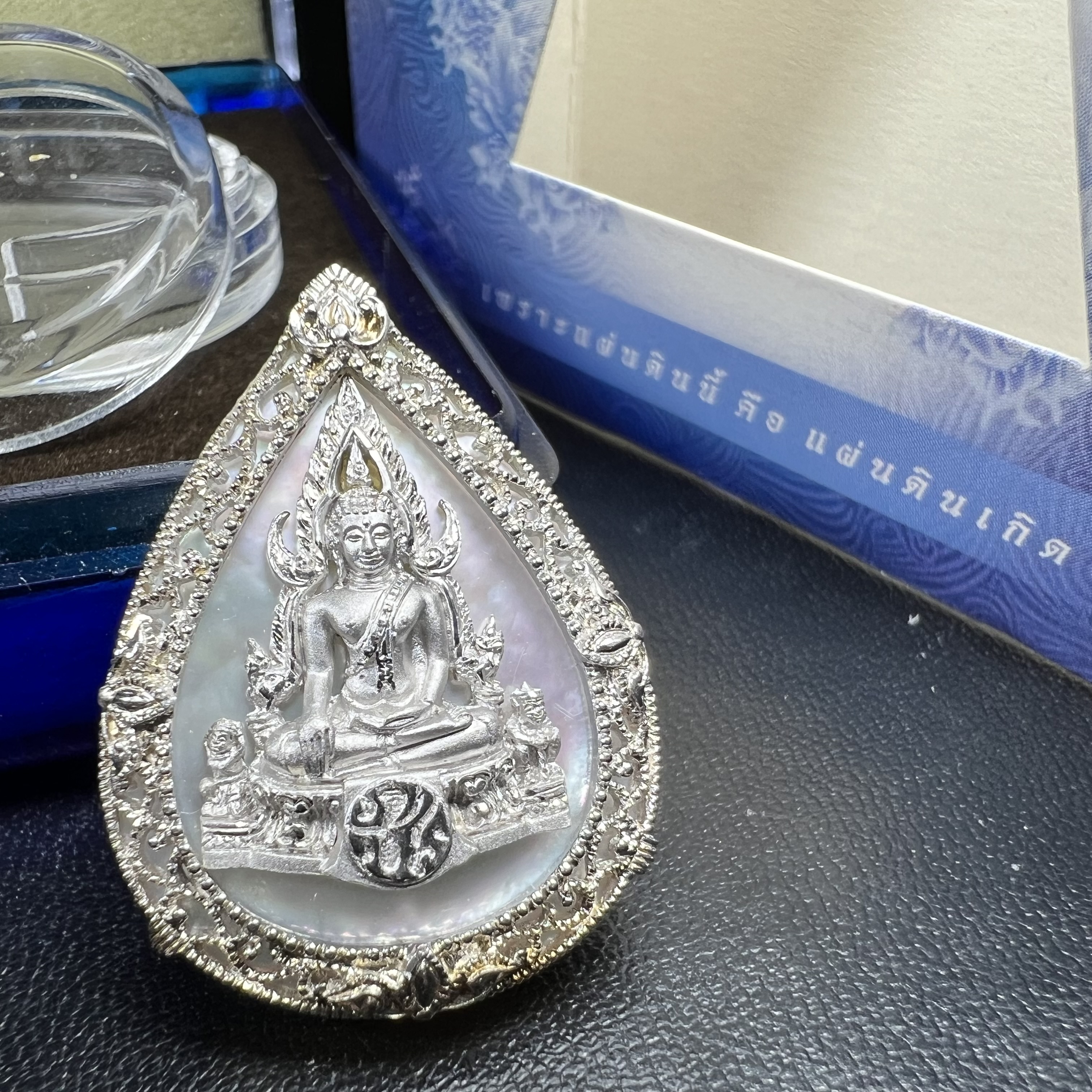 เหรียญพระพุทธชินราช ภปร. โครงการ เพราะแผ่นดินนี้คือแผ่นดินเกิด ปี 2551 รูปหยดน้ำ เนื้อเงินชุบทองคำขาว(ล้อมด้วยกรอบเงินชุบทองคำขาวสลักเสลาเป็นลวดลายละเอียดอ่อน ส่วนพื้นองค์พระเป็นเปลือกหอยมุขสวยงดงาม )(ขนาด 21 x 29 มม.) (สวยงามหายาก)1ใน5000องค์