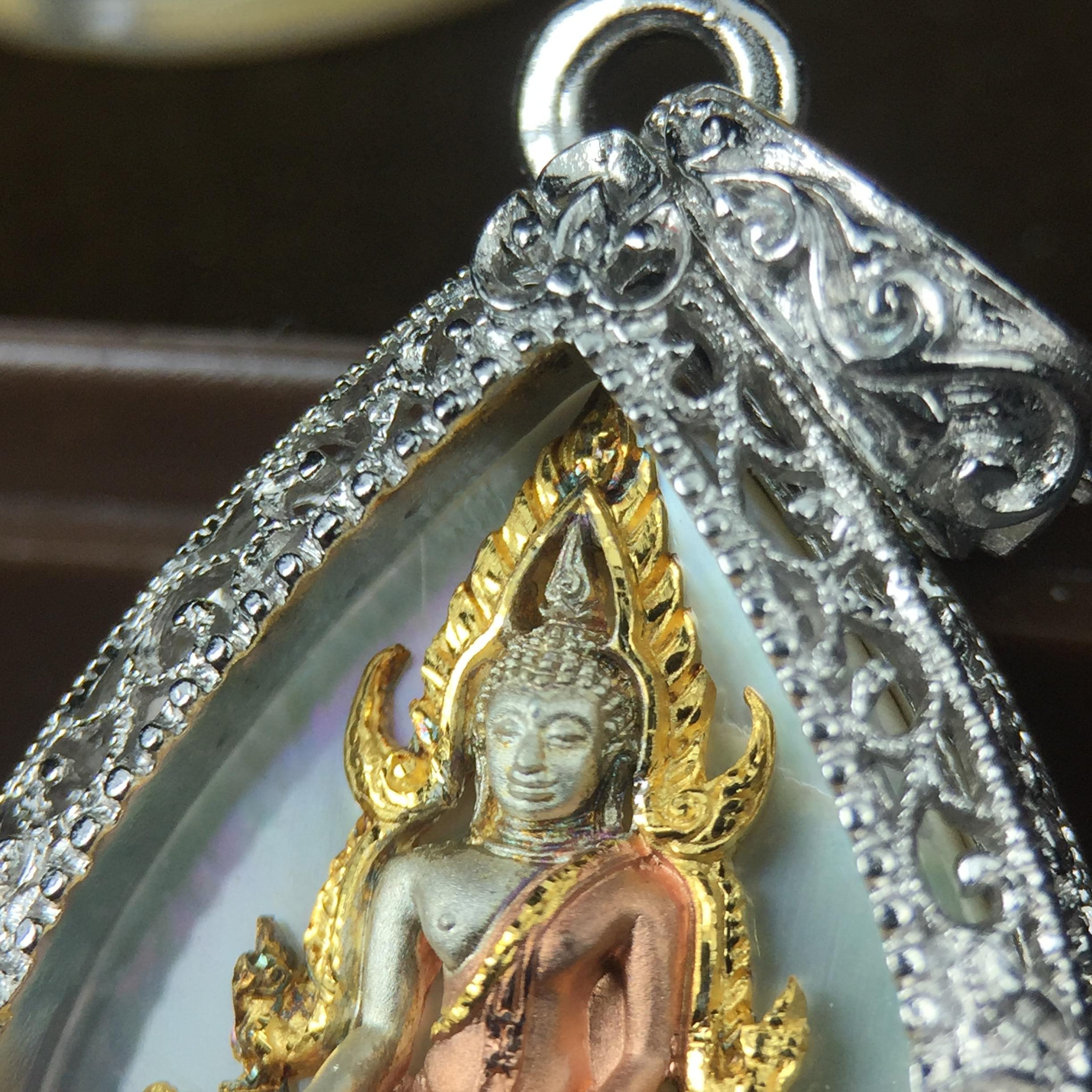 พระพุทธชินราช ภปร. โครงการ "เพราะแผ่นดินนี้ คือ แผ่นดินเกิด" ปี2548(รุ่นแรก) เหรียญทรงใบโพธิ์ ขนาด 21 x 29 มม. เนื้อเงินสามกษัตริย์ องค์พระชุบสามกษัตริย์ ล้อมด้วยกรอบเงินชุบทองคำขาวสลักเสลาเป็นลวดลายละเอียดอ่อน ส่วนพื้นองค์พระเป็นเปลือกหอยมุข