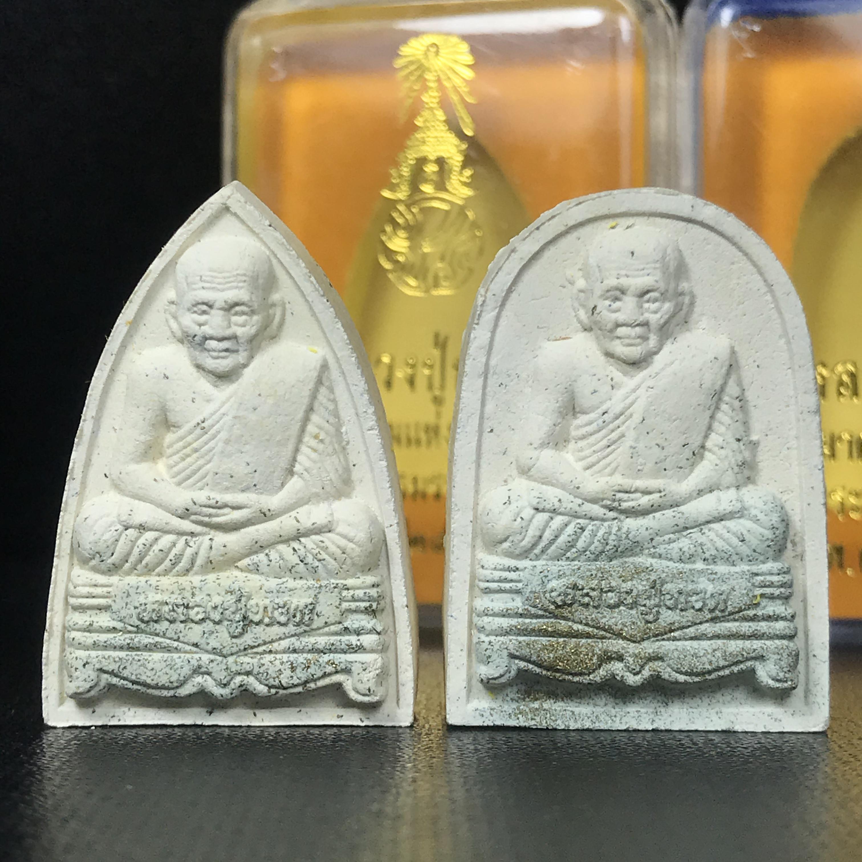 พระหลวงปู่ทวด ภปร.ปี2547 (เนื้อพิเศษกรรมการ)ทรงกลีบบัวและทรงกลีบขนุน เนื้อผงสมเด็จฯ(โรยผงตะไบ ชนวนเก่า) พร้อมกล่องบรรจุเดิม(หายาก)