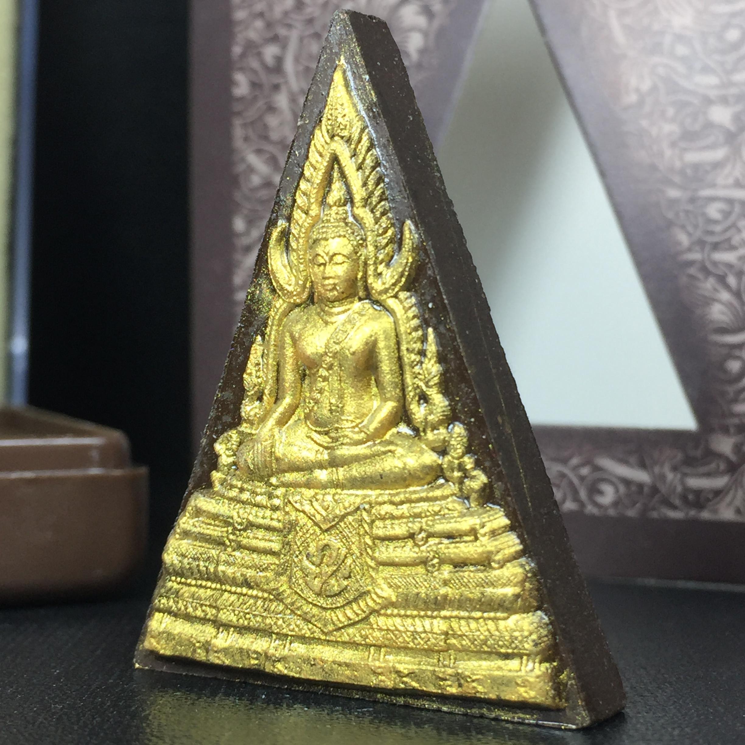 พระพุทธชินราช ภปร. โครงการ "เพราะแผ่นดินนี้ คือ แผ่นดินเกิด" ปี2548(รุ่นแรก) พระผงหลัง ภ.ป.ร. ทองแดง (พระราชทานเส้นพระเจ้า (เส้นผม)และมวลสารจิตรลดา)