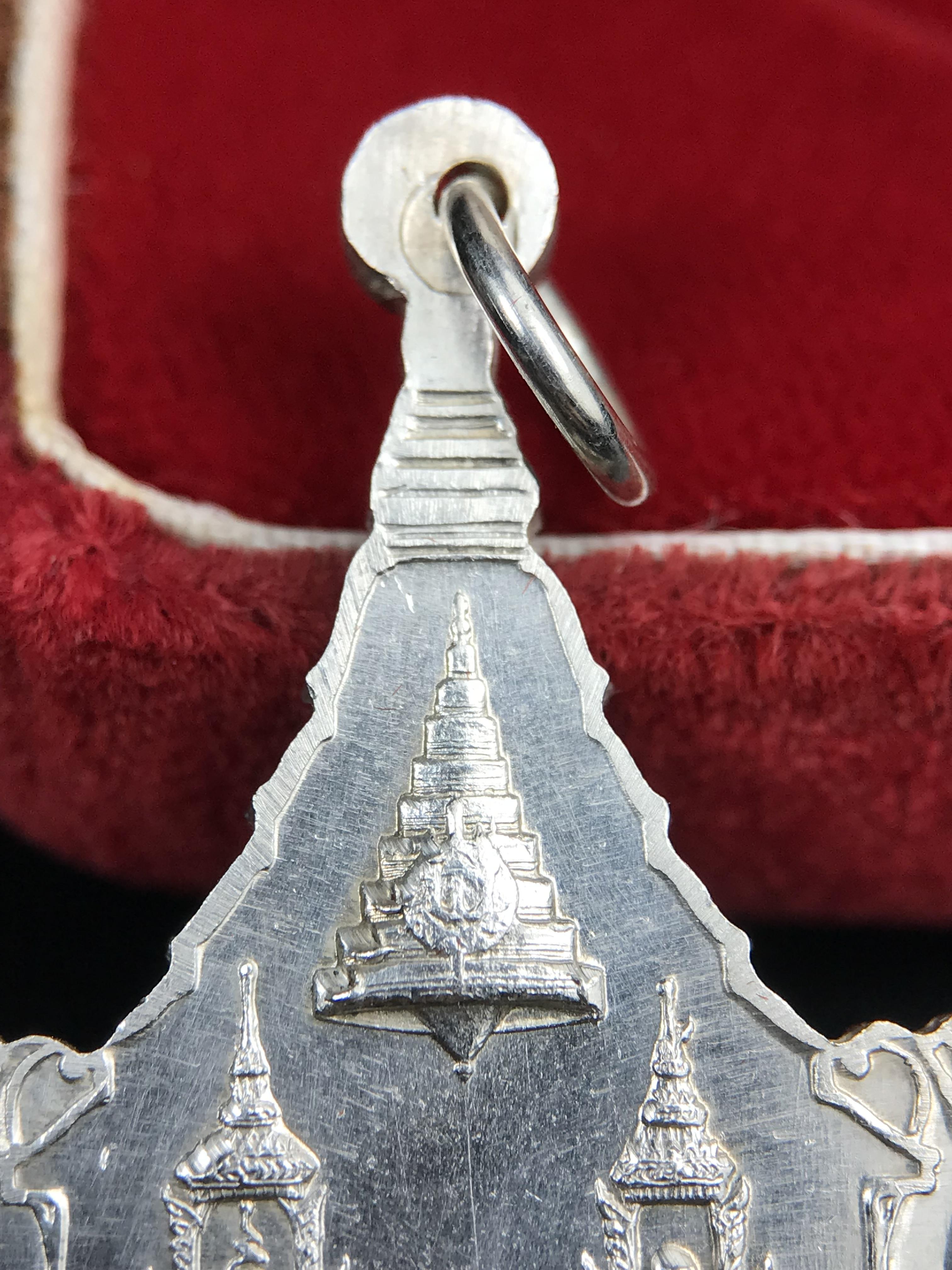 เหรียญพระพุทธญาณนเรศวร์ รุ่นแรก หลังพระปรมาภิไธย ภปร.และ สก.วัดญาณสังวราราม จ.ชลบุรี ปี 2527 เนื้อเงิน(ผิวขาว สวย ใส)ขนาด 2.3 x 3.8 ซม. พร้อมกล่องกำมะหยี่เดิมครบสมบูรณ์ สมเด็จพระญาณสังวร ประธานในพิธีมหาพุทธาภิเษก(เนื้อเงินพบเจอน้อย หายาก)