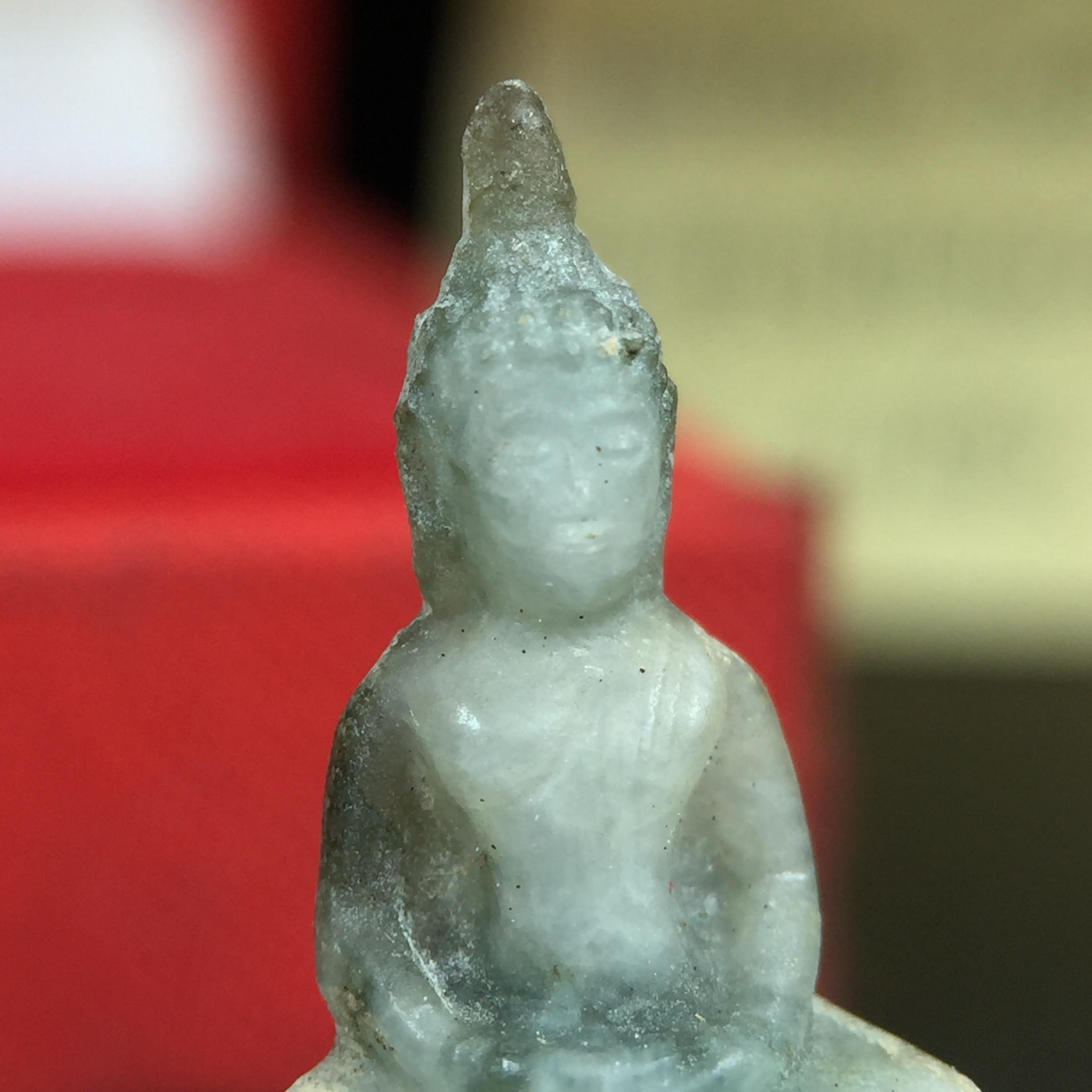 พระพุทธโสธร เนื้อหยก(รุ่นแรก) รุ่นประวัติศาสตร์ พุทธาภิเษก วันที่ 3 กันยายน พ.ศ.2543 ณ พระอุโบสถวัดโสธรวรารามวรวิหาร อ.เมือง จ.ฉะเชิงเทรา พิมพ์ลอยองค์ใต้ฐานมีโค๊ตแผ่นทองคำแท้กำกับทุกองค์พร้อมกล่องบรรจุและบัตรรับรองเดิมครบชุด (1 ใน 3999 องค์)นิยมหายาก